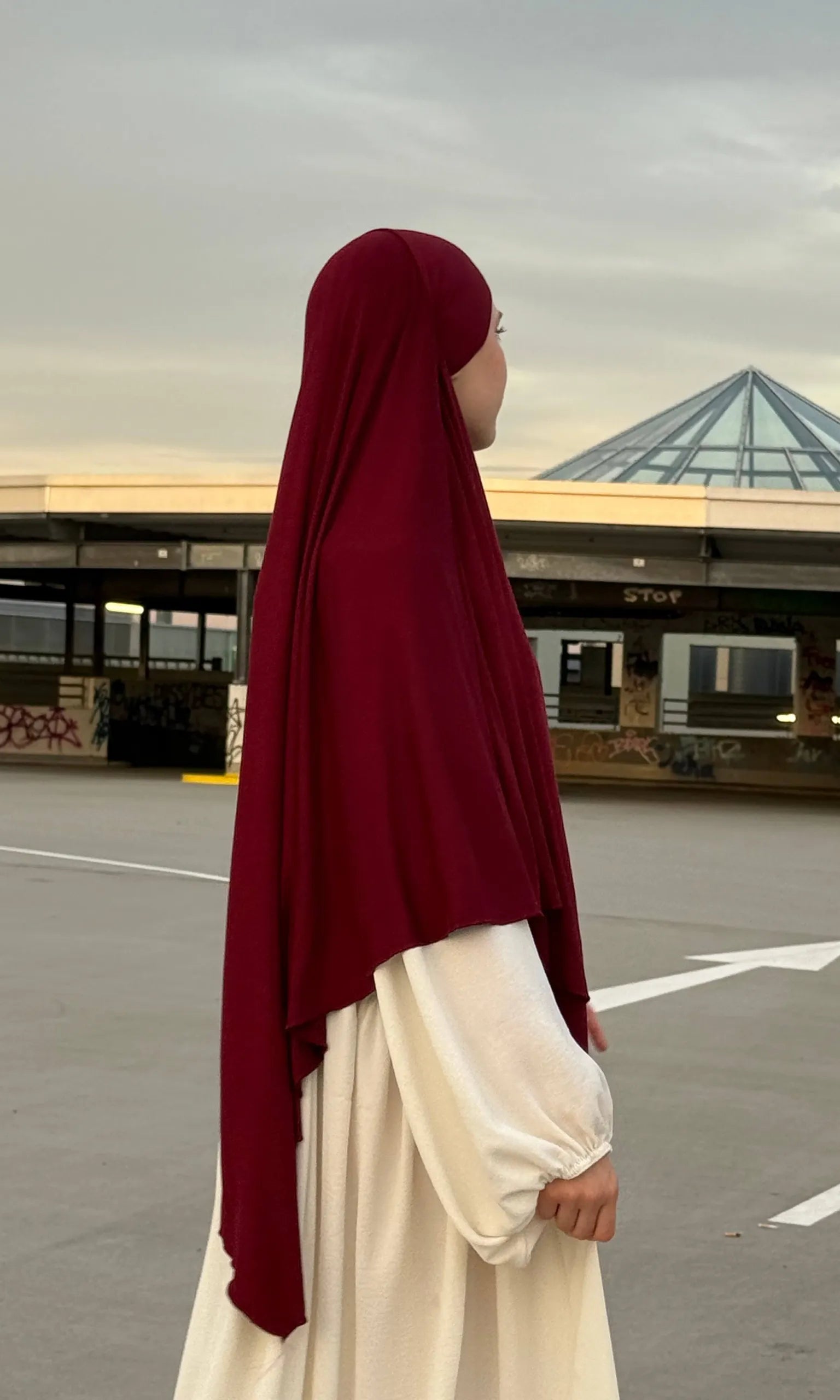 Jersey Khimar aus Viskose-Elastan in Bordeaux, seitliche Ansicht einer stehenden Person.