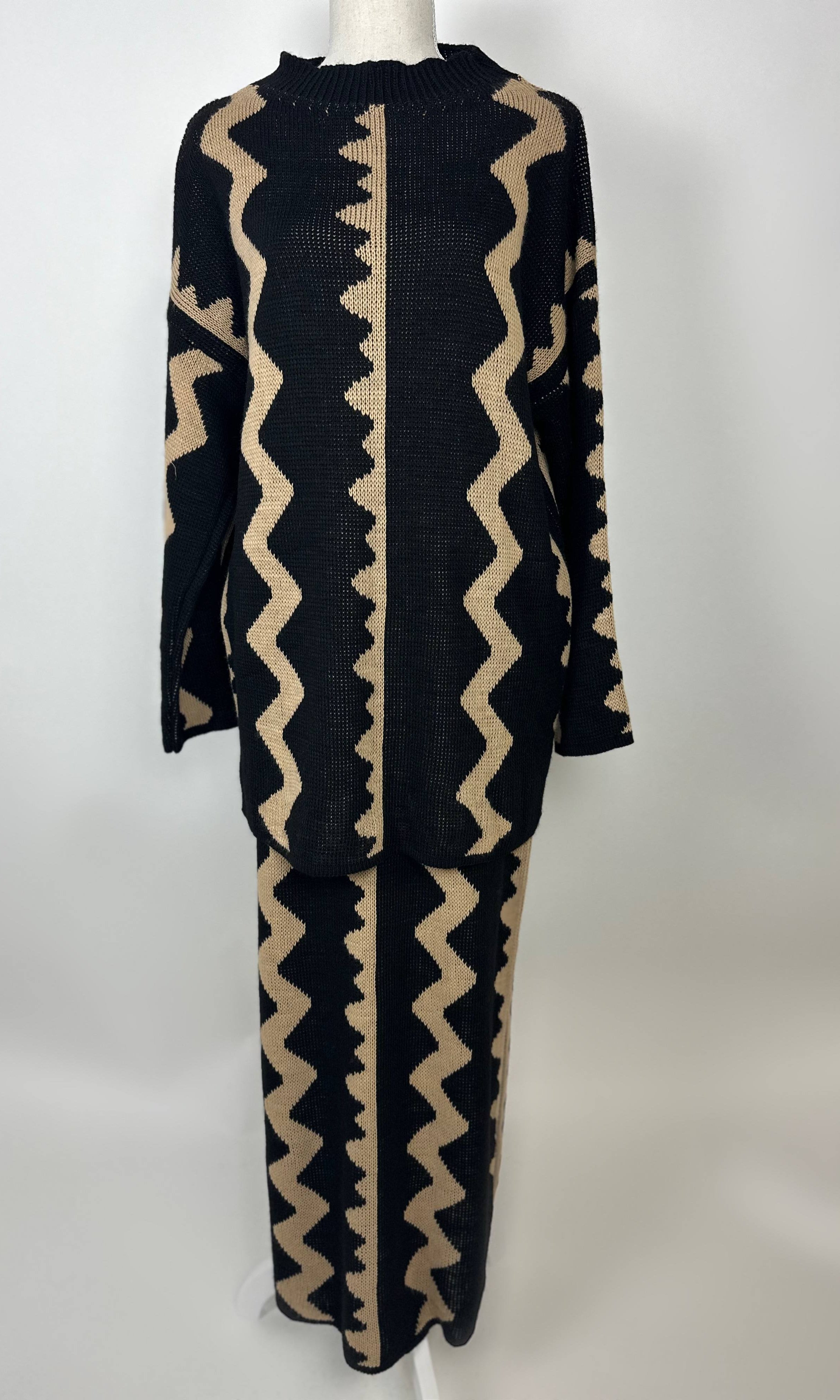 Schwarz-beiger Zweiteiler mit Rock aus Strick zeigt Zickzackmuster und langes Oberteil, Vorderansicht