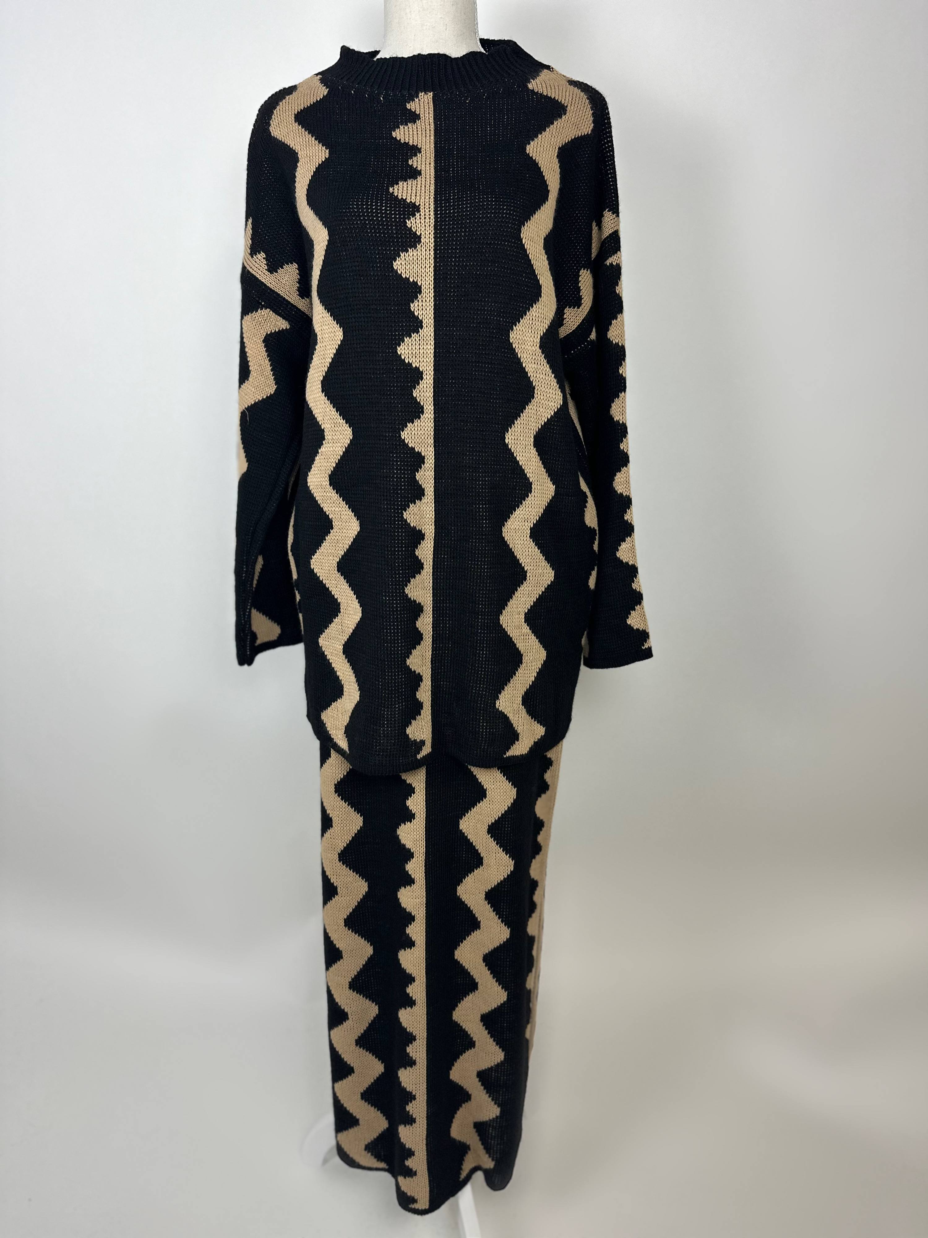 Schwarz-beiger Zweiteiler mit Rock aus Strick zeigt Zickzackmuster und langes Oberteil, Vorderansicht