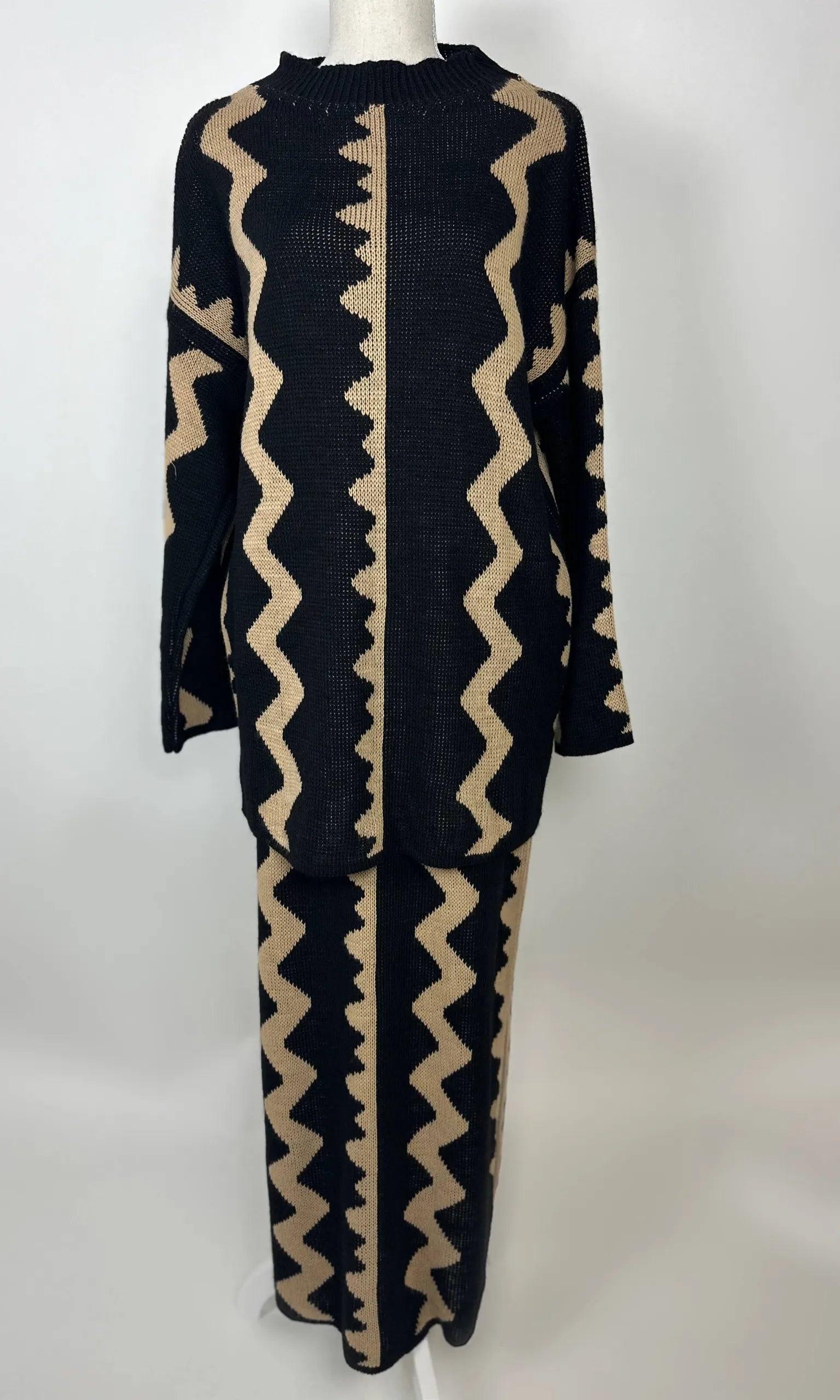 Schwarz-beiger Zweiteiler mit Rock aus Strick zeigt Zickzackmuster und langes Oberteil, Vorderansicht