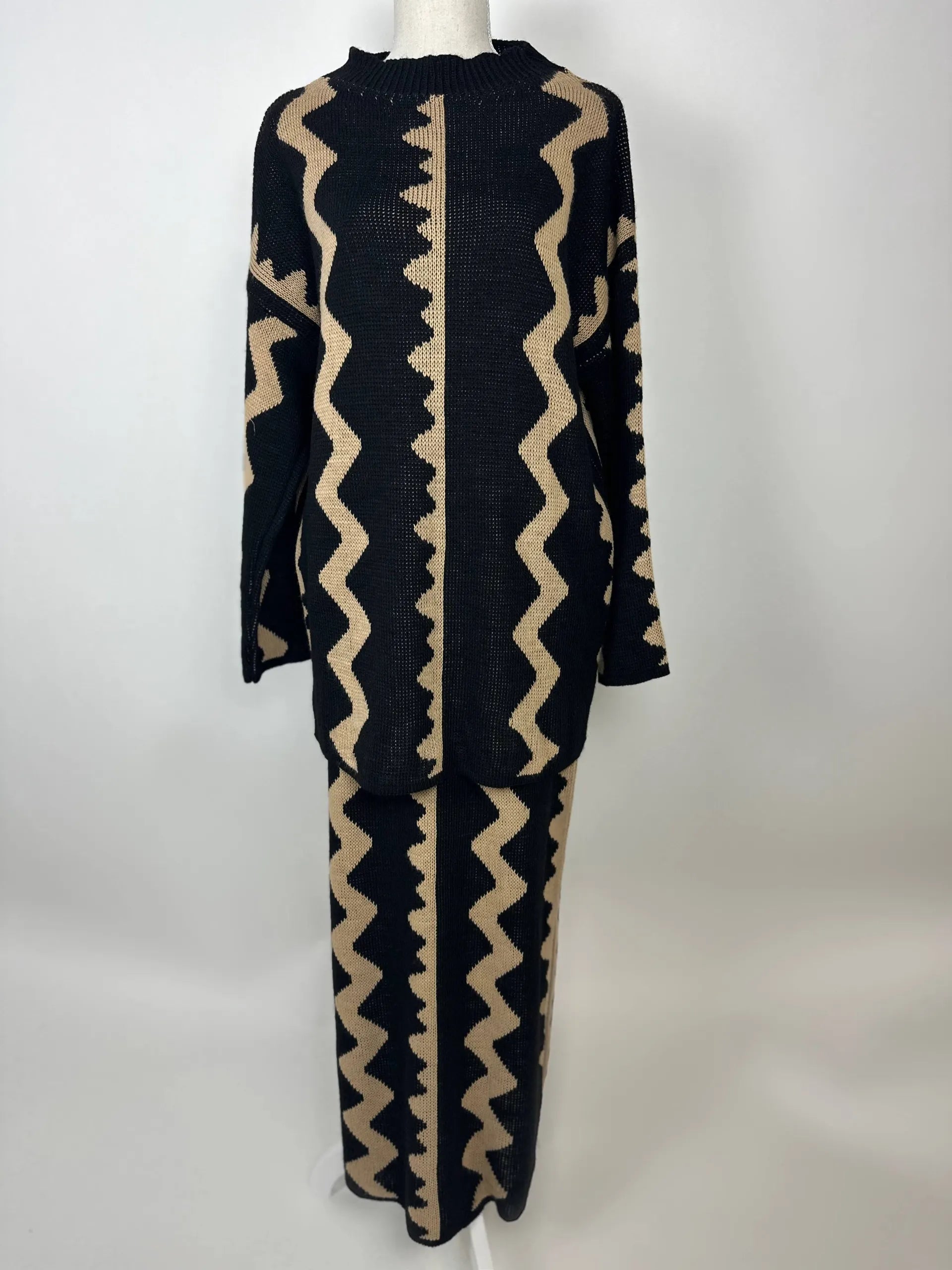 Schwarz-beiger Zweiteiler mit Rock aus Strick zeigt Zickzackmuster und langes Oberteil, Vorderansicht