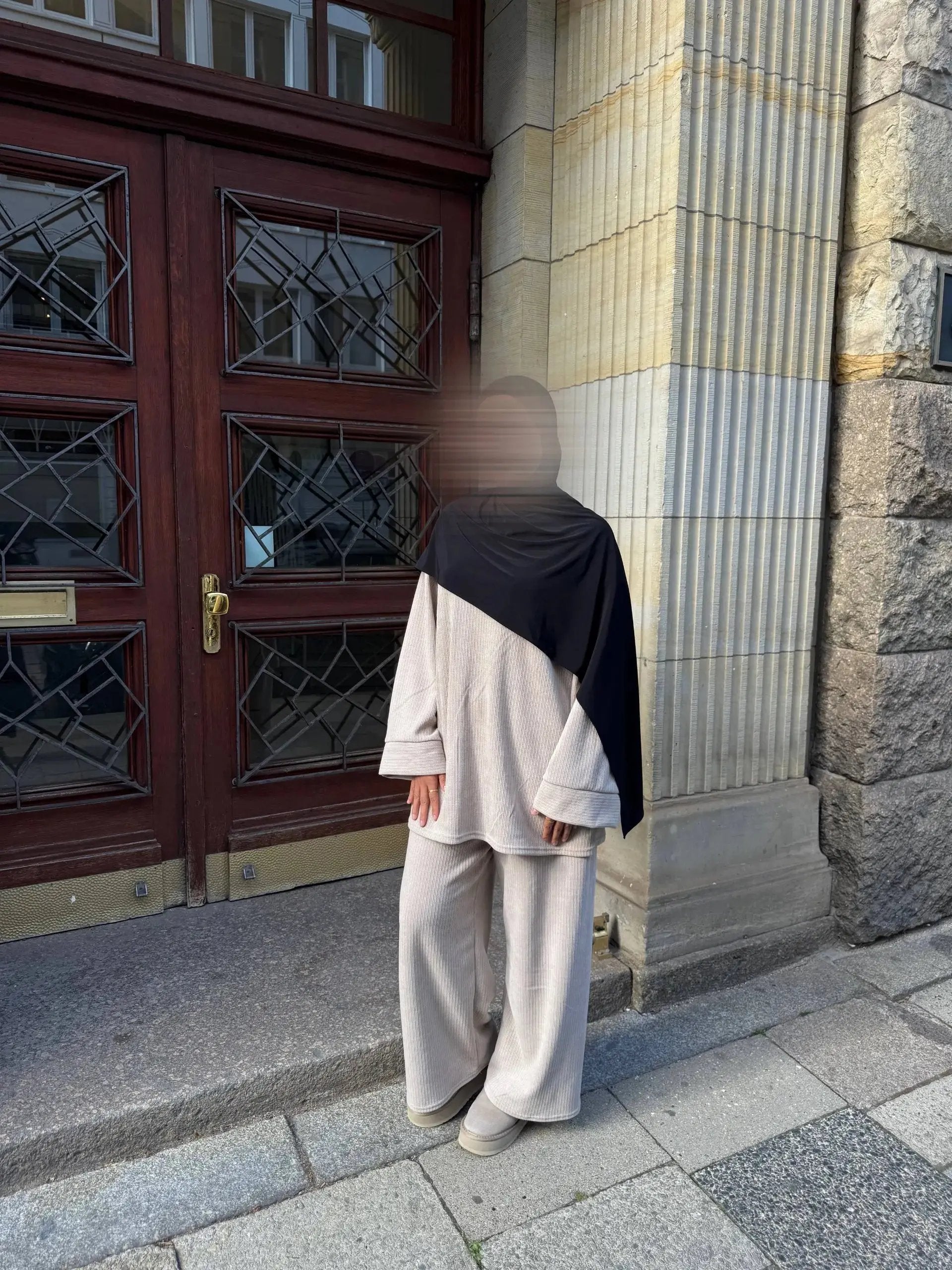 Zweiteiler aus Cordstoff mit langem Oberteil und Hose, geeignet für Herbst/Winter