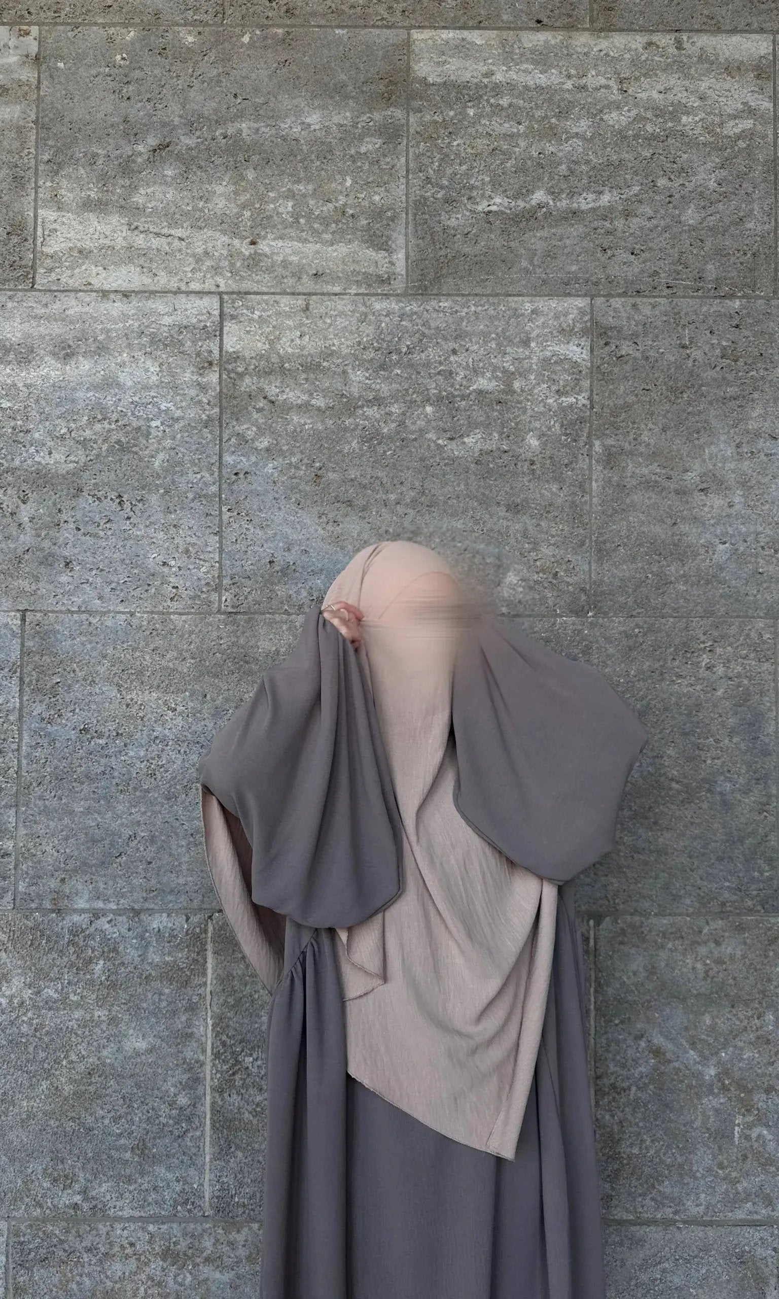 Die taubengraue Abaya Merve aus Jazz-Stoff zeigt weites, lagenartiges Draping und weite Ärmel in Vorderansicht.