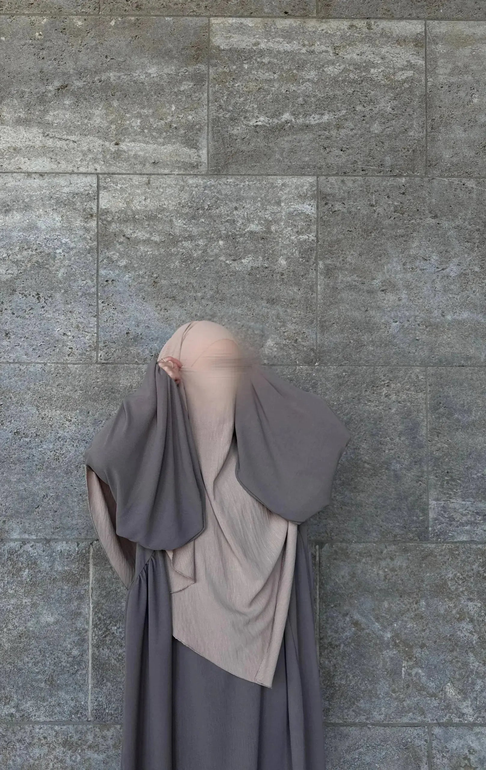 Die taubengraue Abaya Merve aus Jazz-Stoff zeigt weites, lagenartiges Draping und weite Ärmel in Vorderansicht.