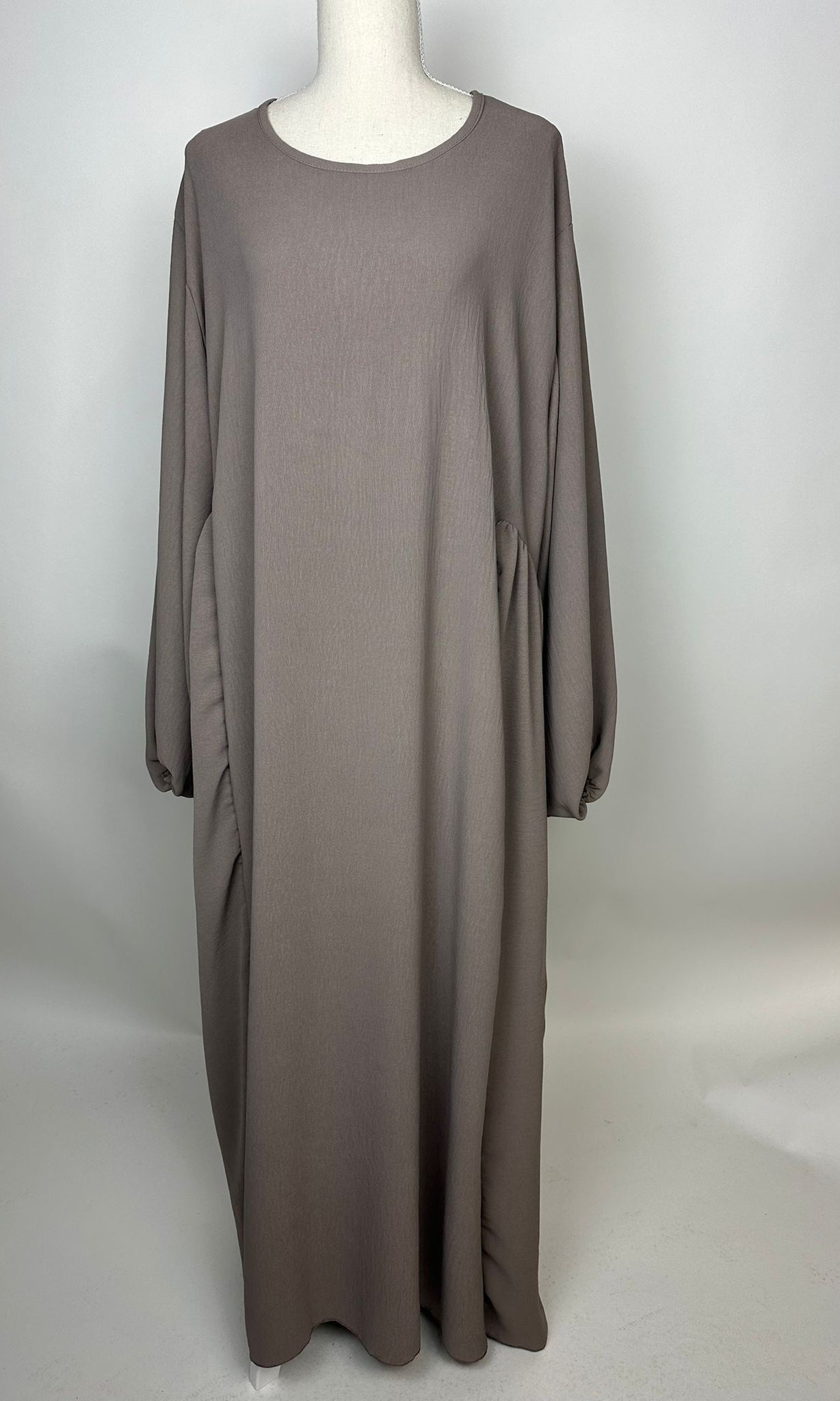 Taupefarbene Abaya aus Jazz Stoff mit weitem Fall, seitlicher Raffung und Rundhalsausschnitt, Vorderansicht