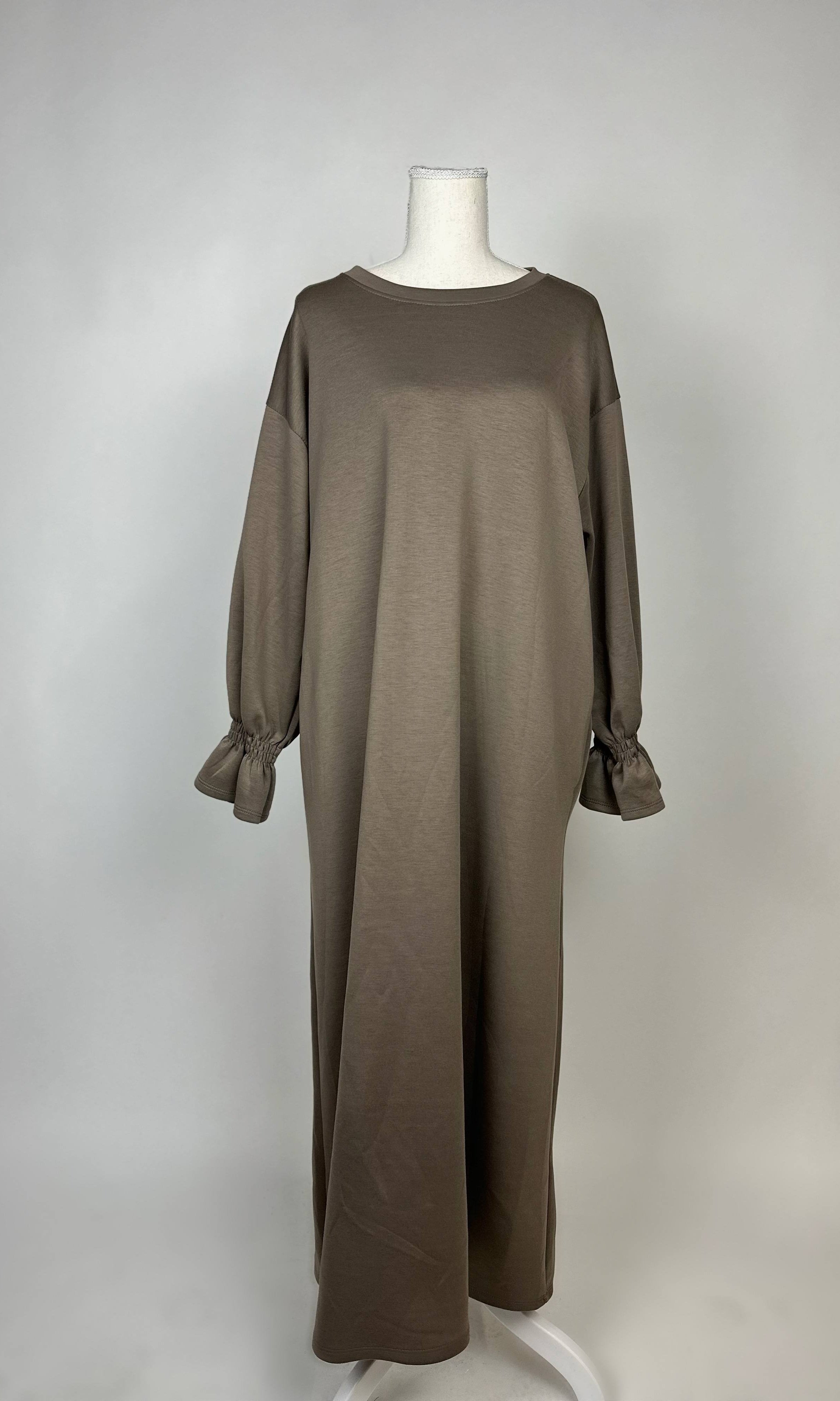 Rüschenabaya aus Stretchmix, langarm mit integrierten Taschen, Frontansicht