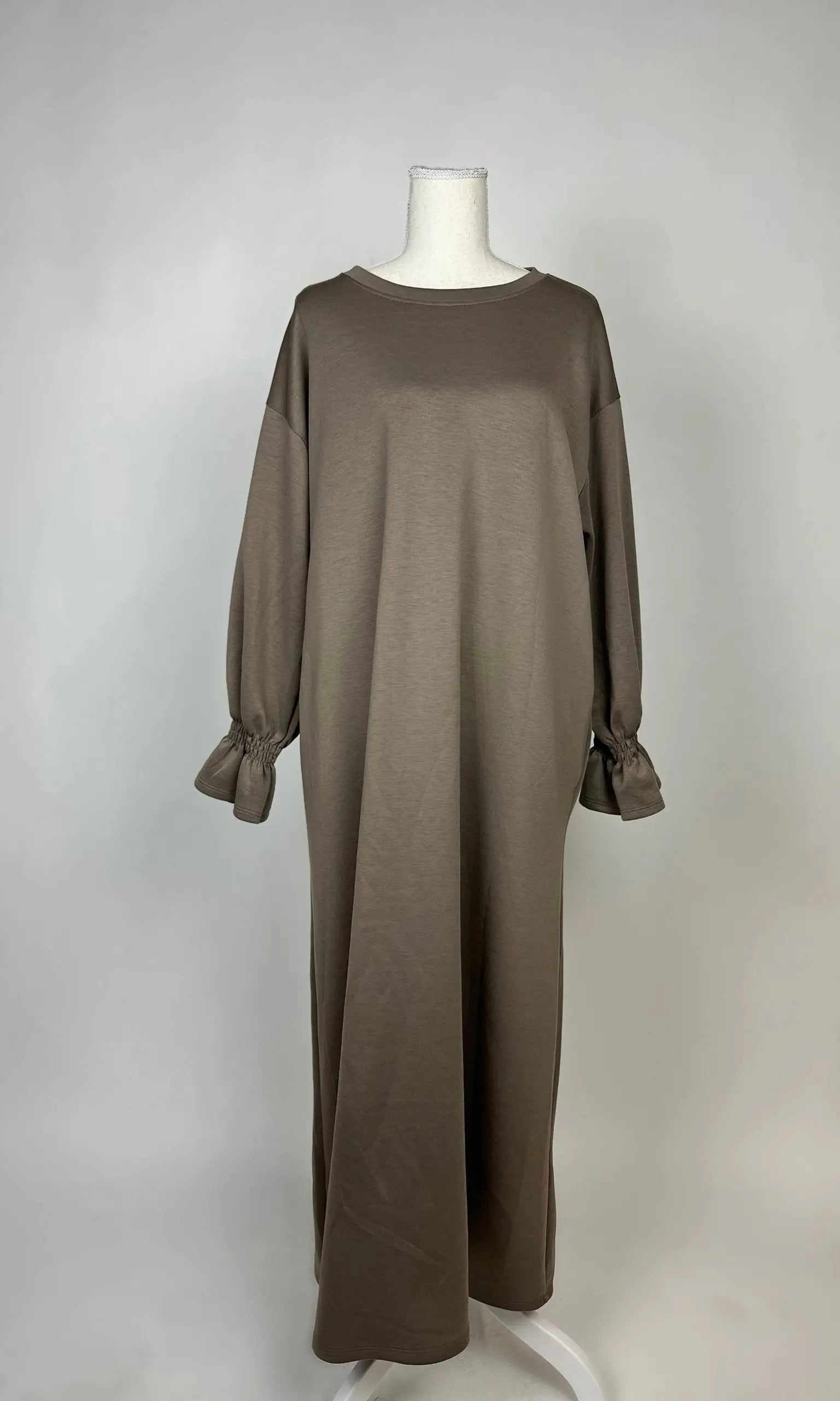 Rüschenabaya aus Stretchmix, langarm mit integrierten Taschen, Frontansicht