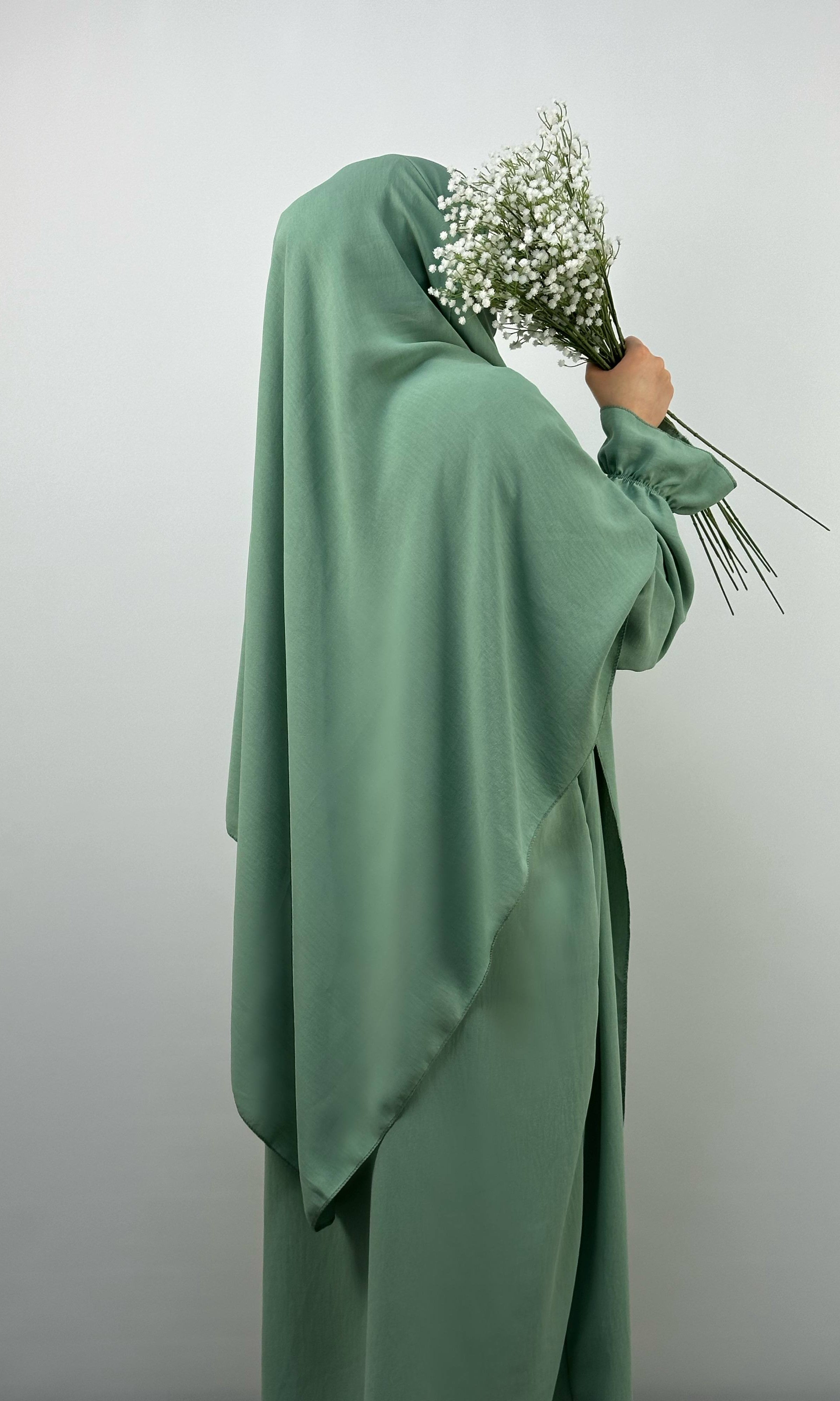 Abaya- und Khimar-Set salbeigrün aus Jazzstoff mit Ballonärmeln, Seitenansicht.