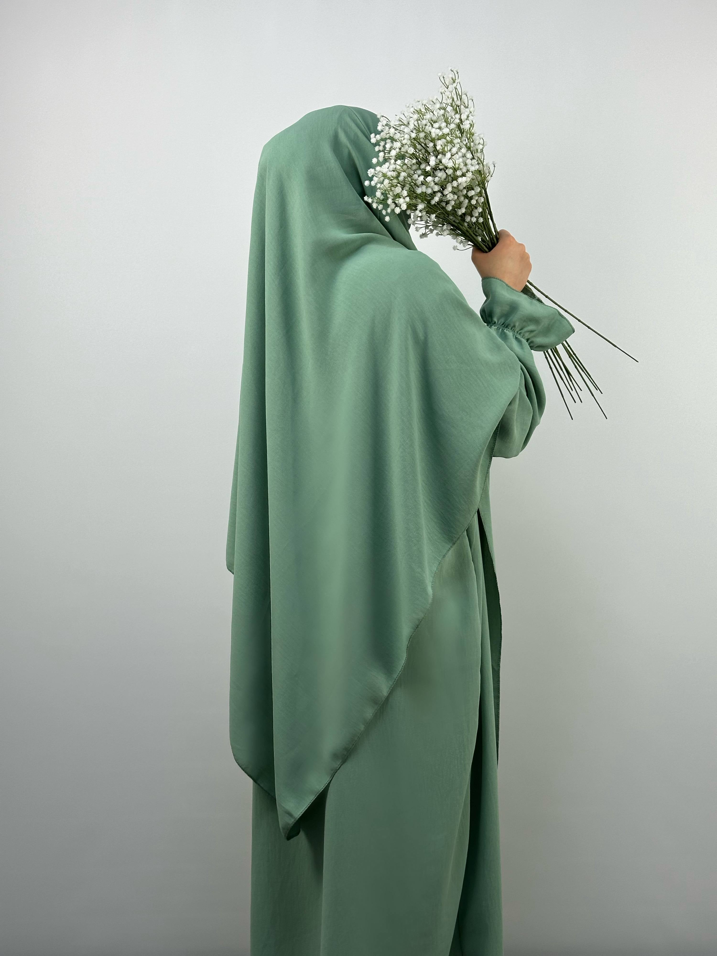 Abaya- und Khimar-Set salbeigrün aus Jazzstoff mit Ballonärmeln, Seitenansicht.