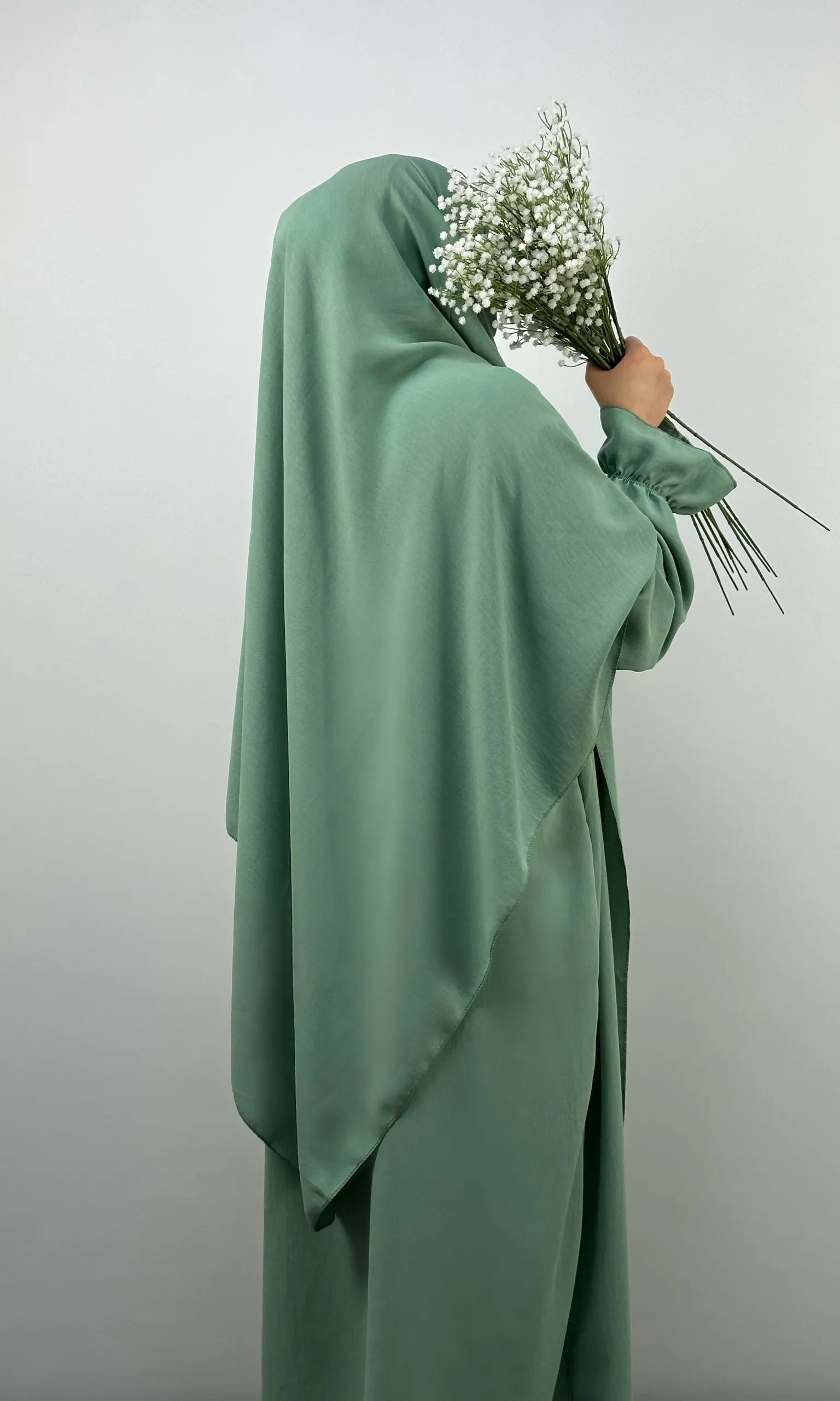 Abaya- und Khimar-Set salbeigrün aus Jazzstoff mit Ballonärmeln, Seitenansicht.