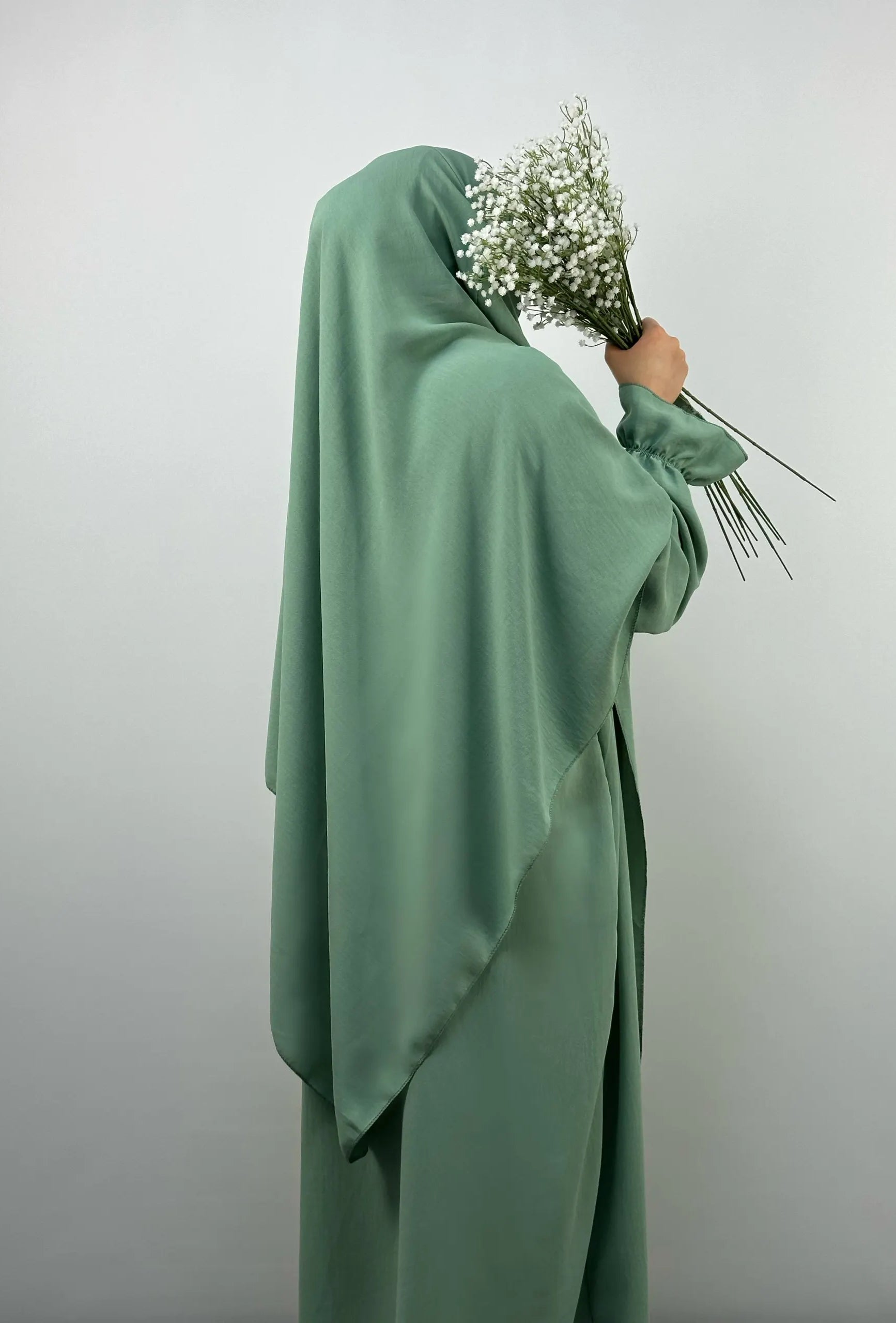 Abaya- und Khimar-Set salbeigrün aus Jazzstoff mit Ballonärmeln, Seitenansicht.