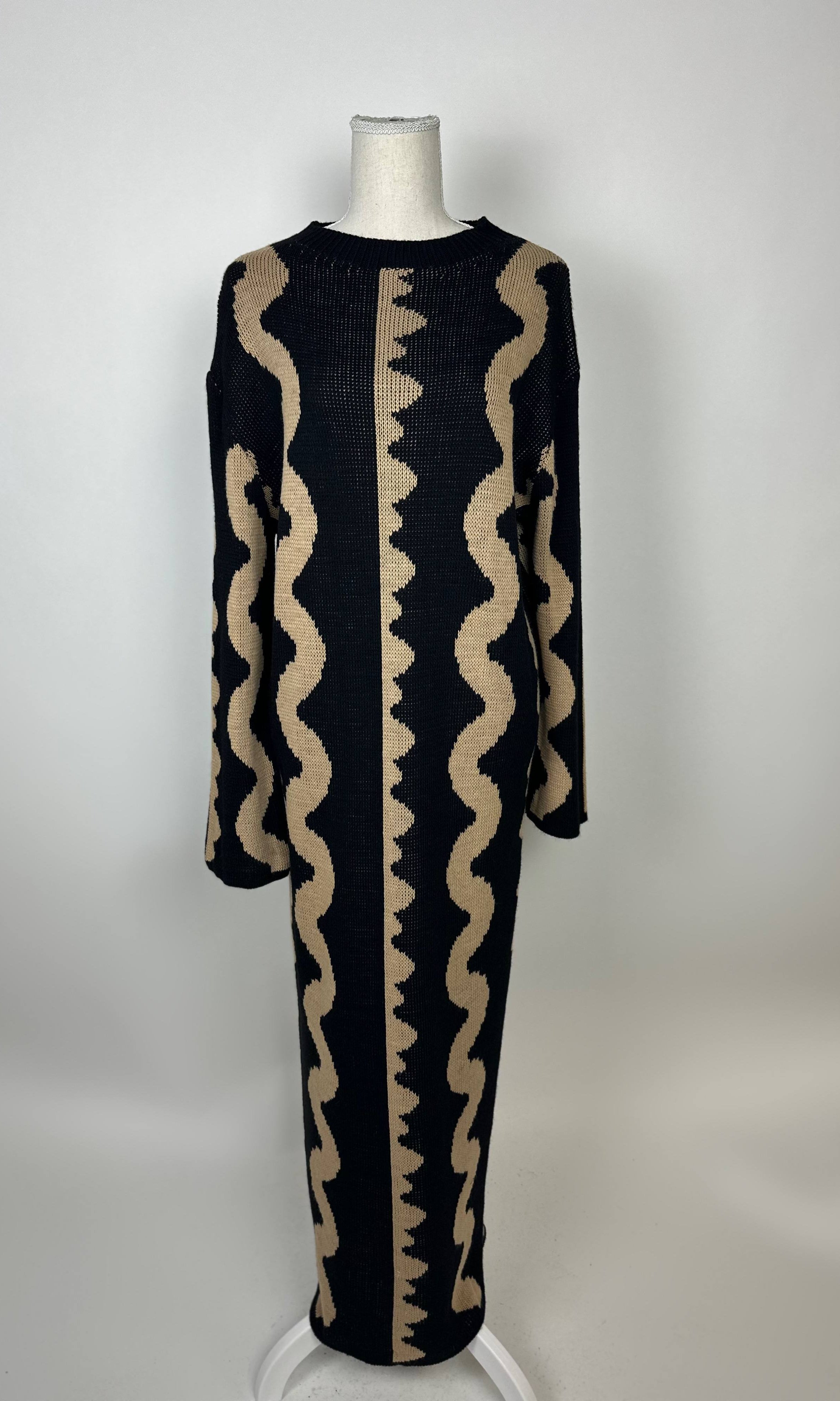 Schwarz-beiges Maxi Strickkleid aus Strick mit vertikalem Wellenmuster und langen Ärmeln, Vorderansicht auf Puppe
