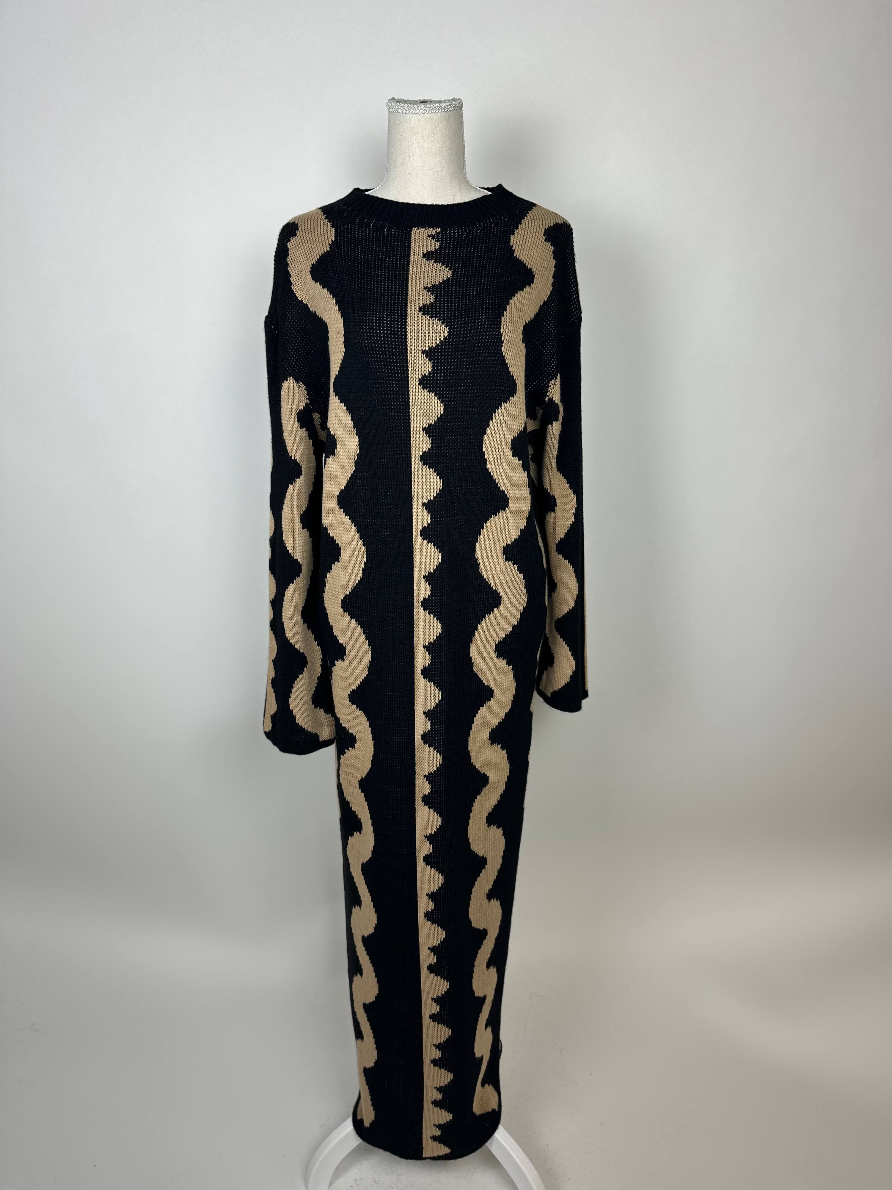 Schwarz-beiges Maxi Strickkleid aus Strick mit vertikalem Wellenmuster und langen Ärmeln, Vorderansicht auf Puppe