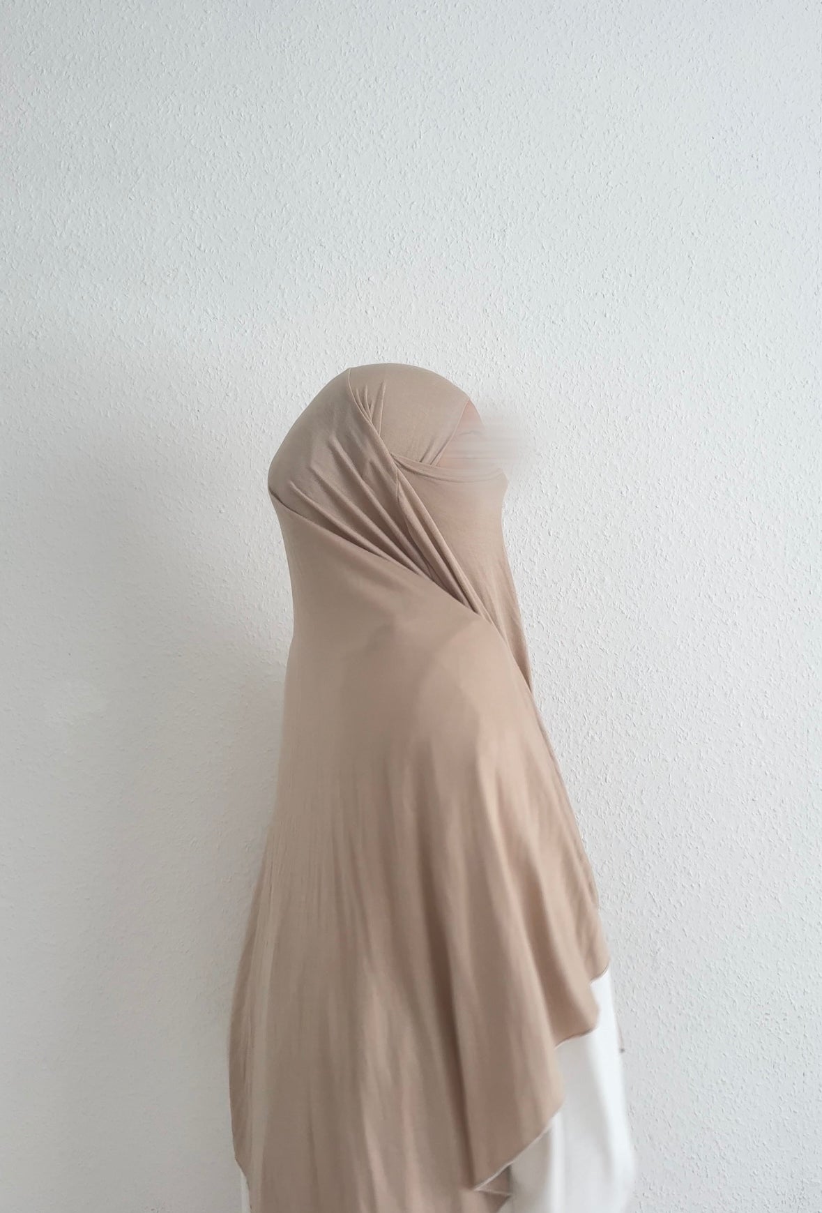 Jersey Khimar beige aus Viskose-Jersey mit fließendem Fall und längerem Rückteil, Seitenansicht.