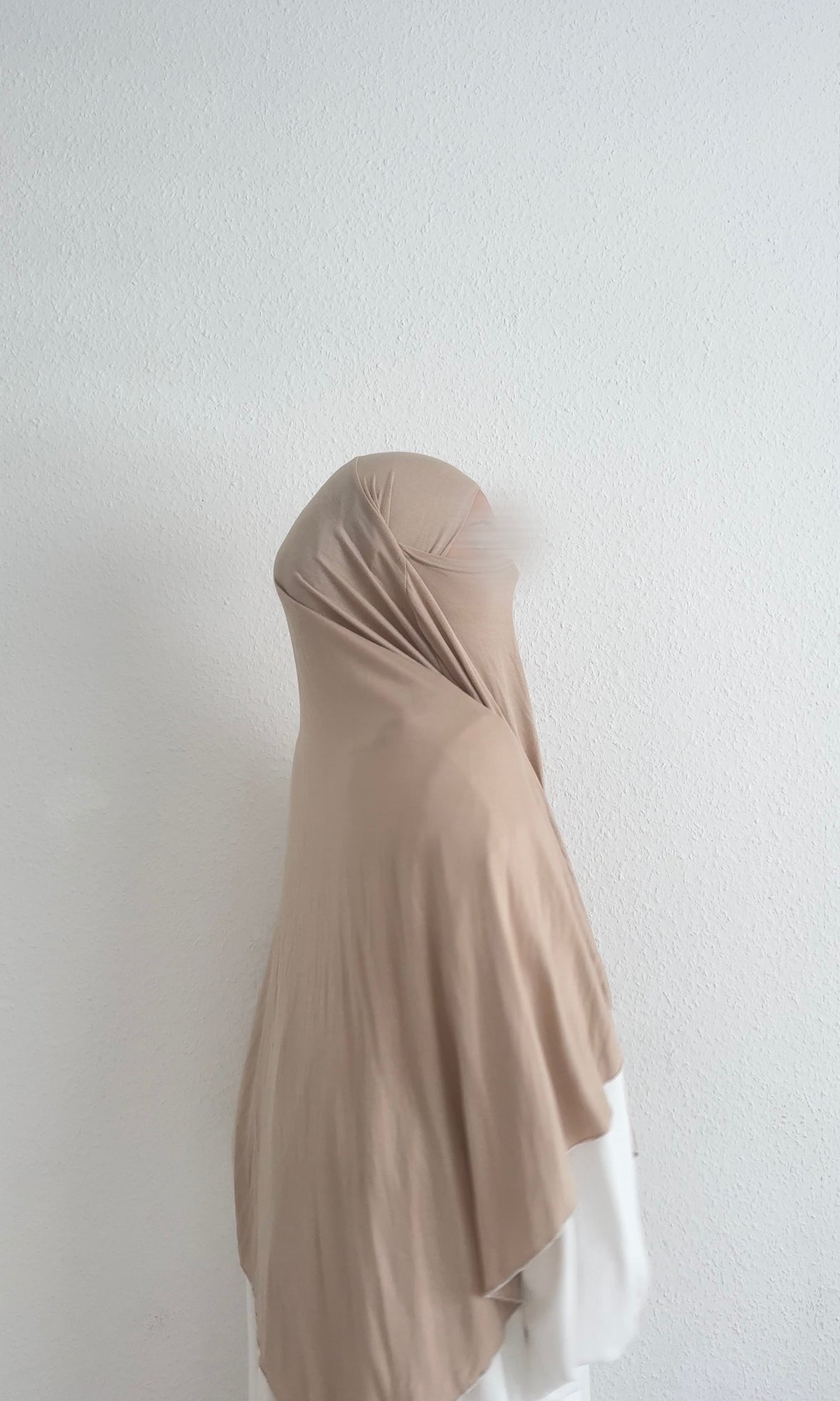 Jersey Khimar beige aus Viskose-Jersey mit fließendem Fall und längerem Rückteil, Seitenansicht.