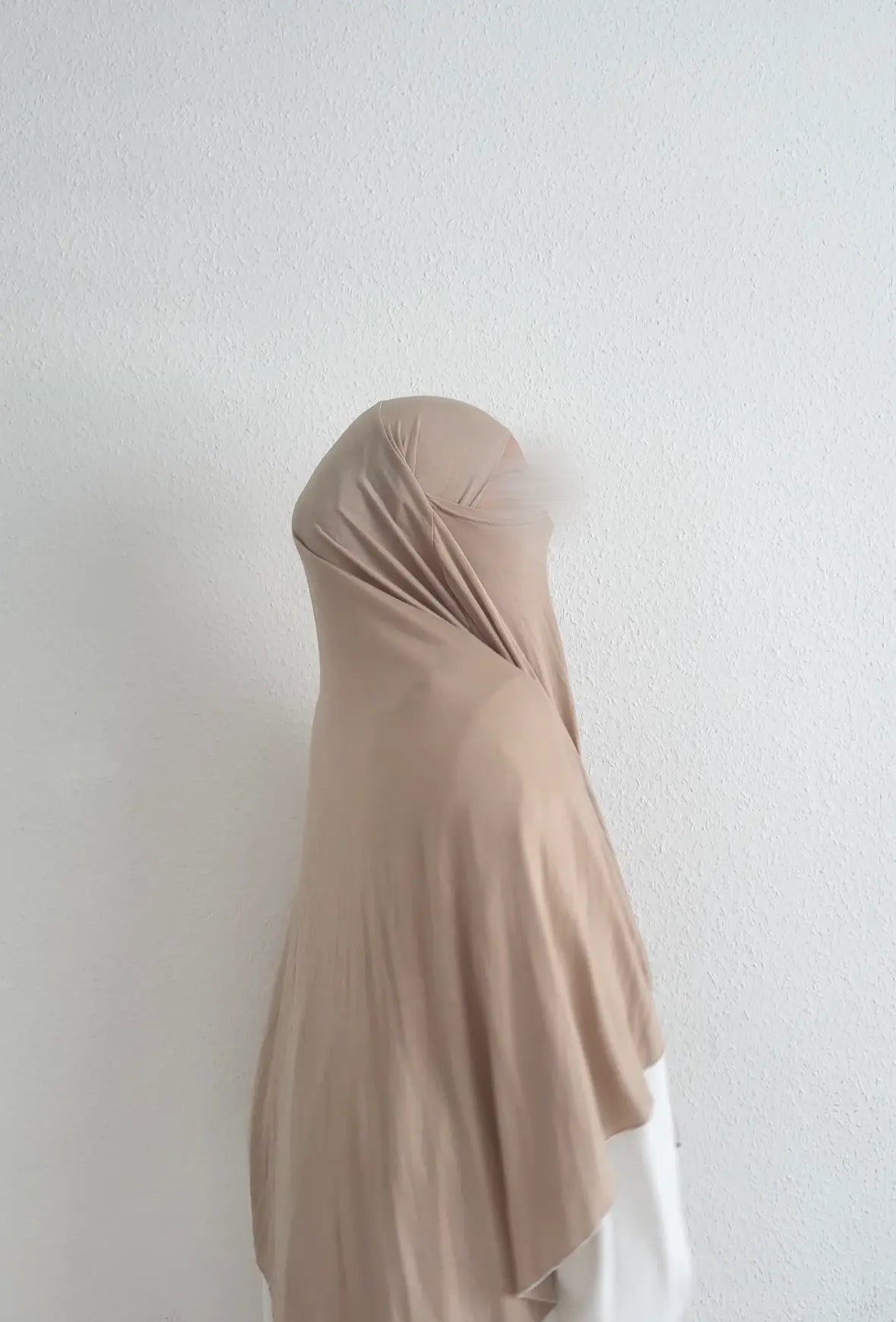 Jersey Khimar beige aus Viskose-Jersey mit fließendem Fall und längerem Rückteil, Seitenansicht.