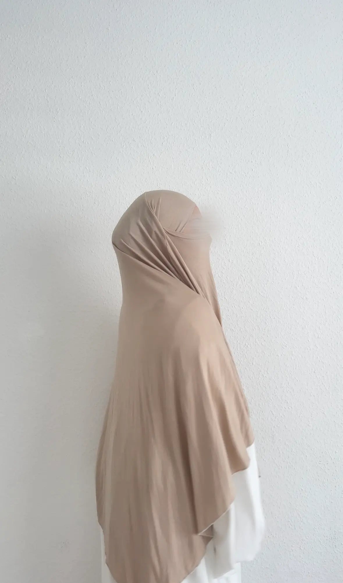 Jersey Khimar beige aus Viskose-Jersey mit fließendem Fall und längerem Rückteil, Seitenansicht.