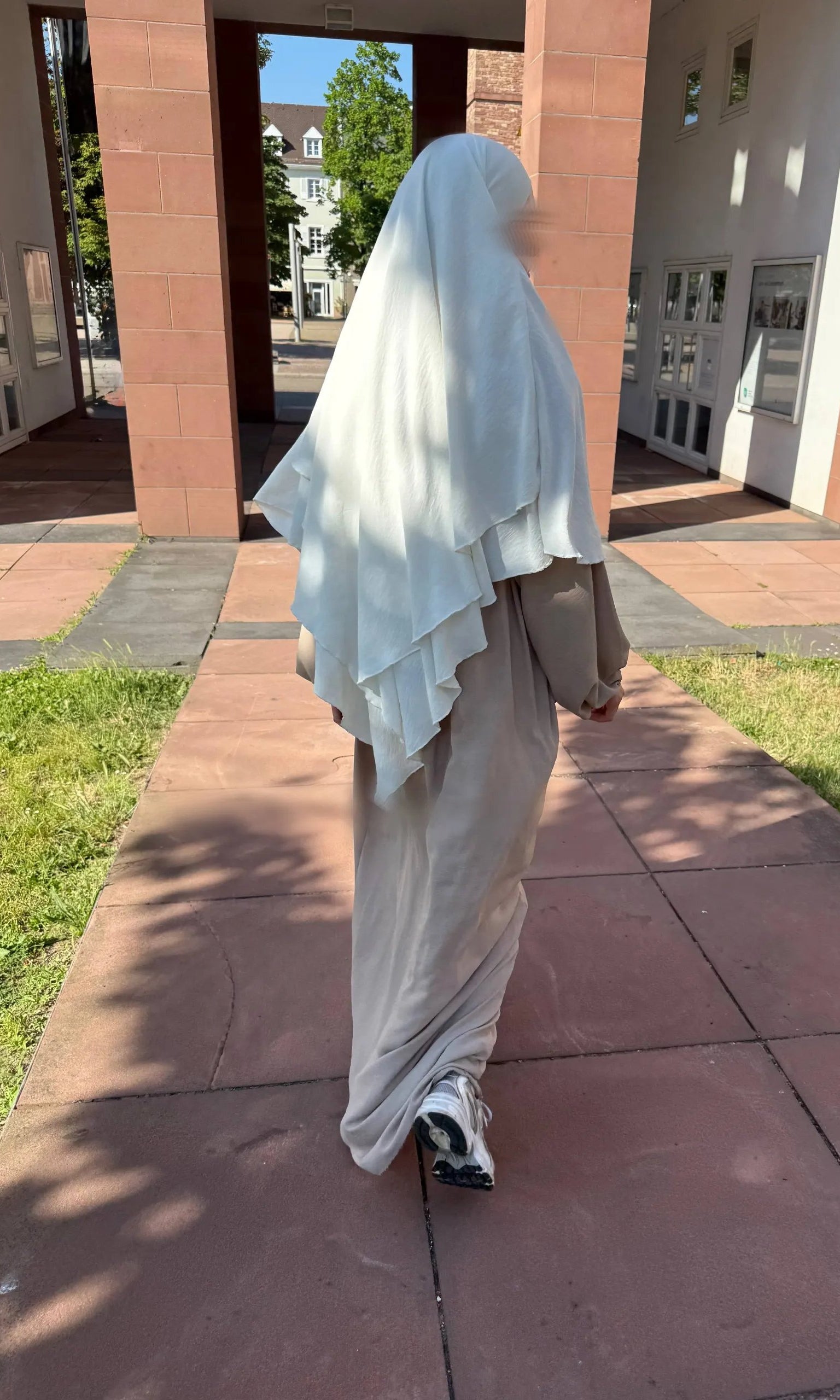 abaya beige aus jazz-stoff mit ballonärmeln, rückenansicht