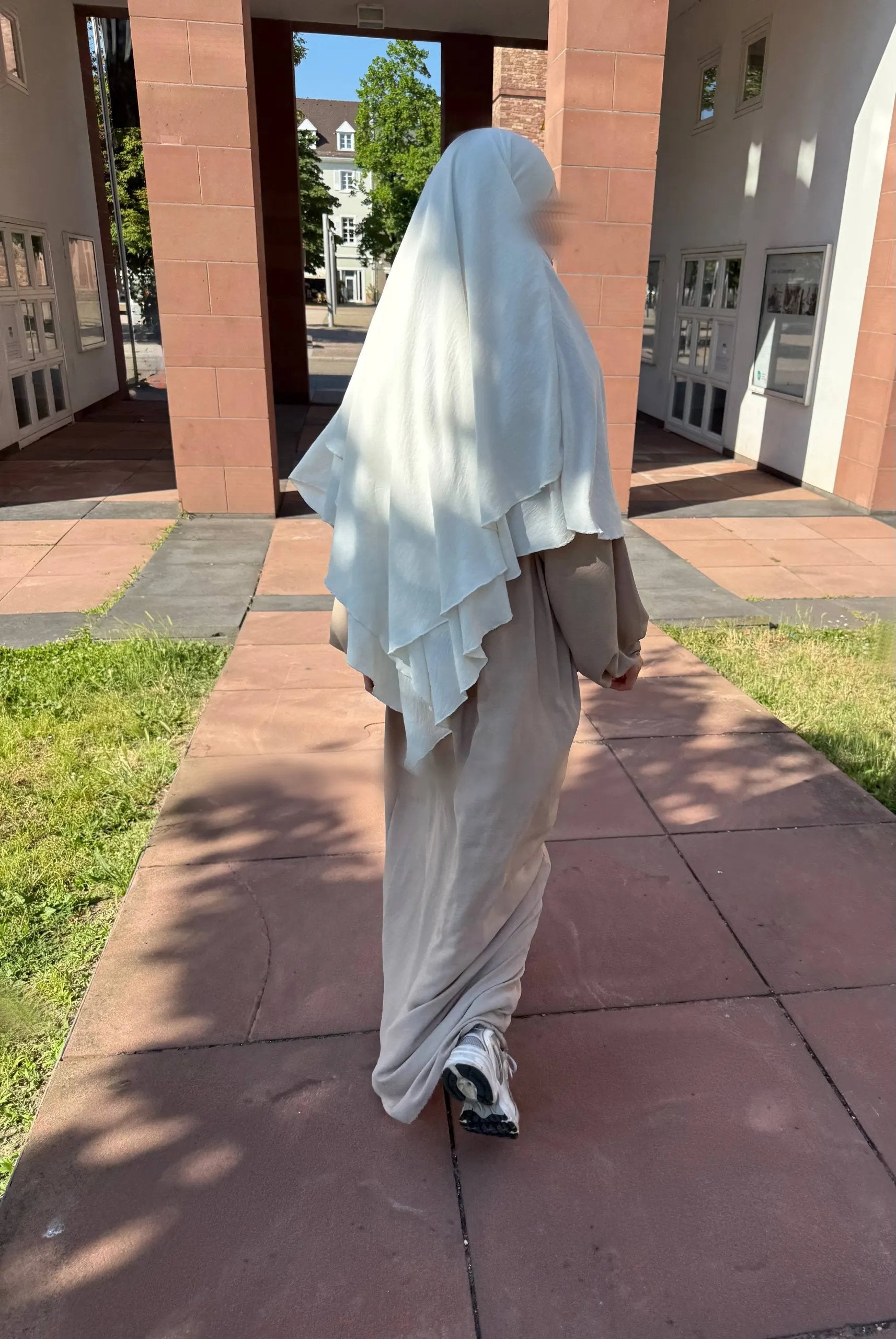 abaya beige aus jazz-stoff mit ballonärmeln, rückenansicht