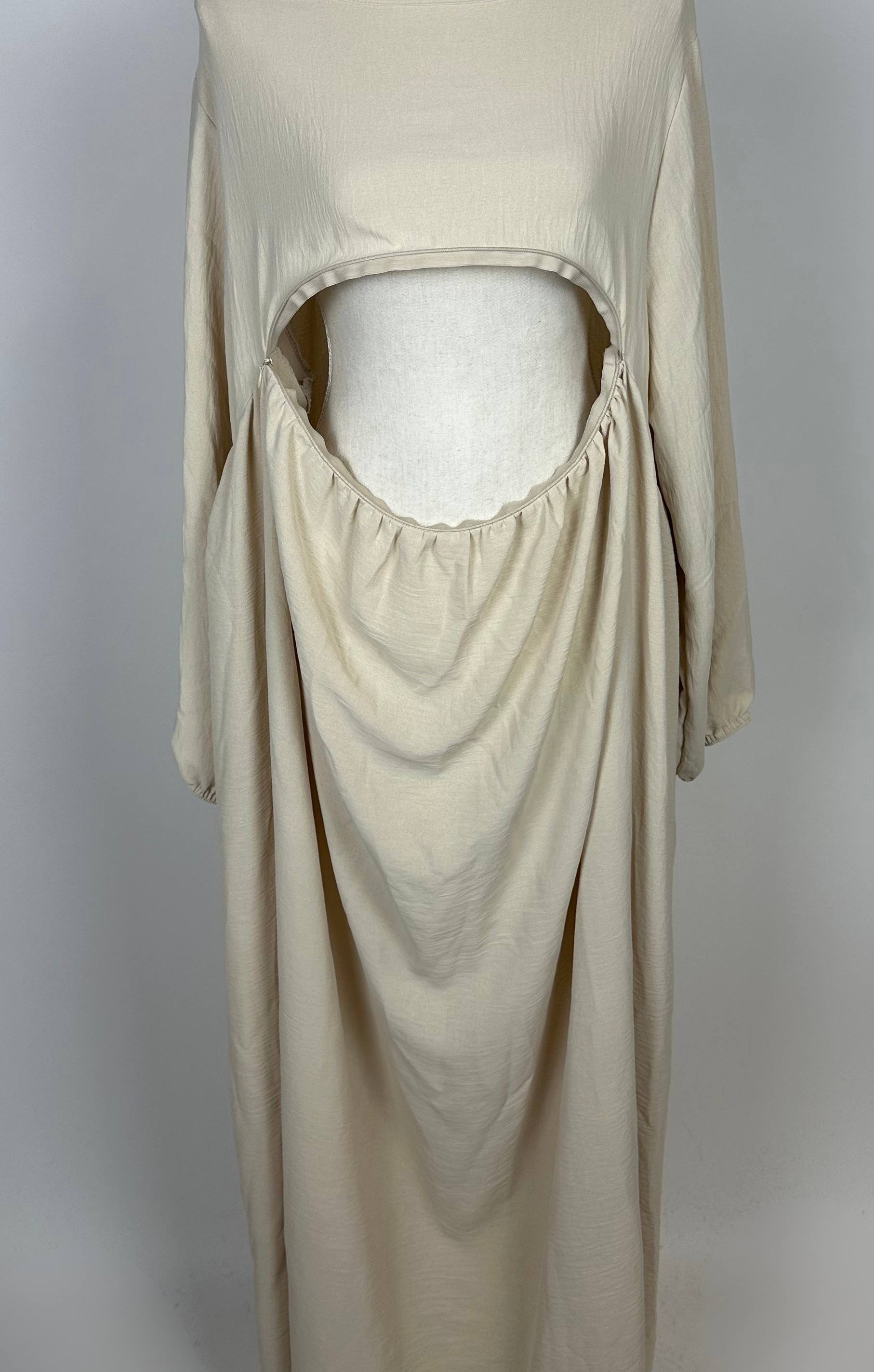 Beige Still-Abaya aus luftigem Jazzstoff mit großer Frontöffnung und Raffungen, in der Vorderansicht gezeigt.