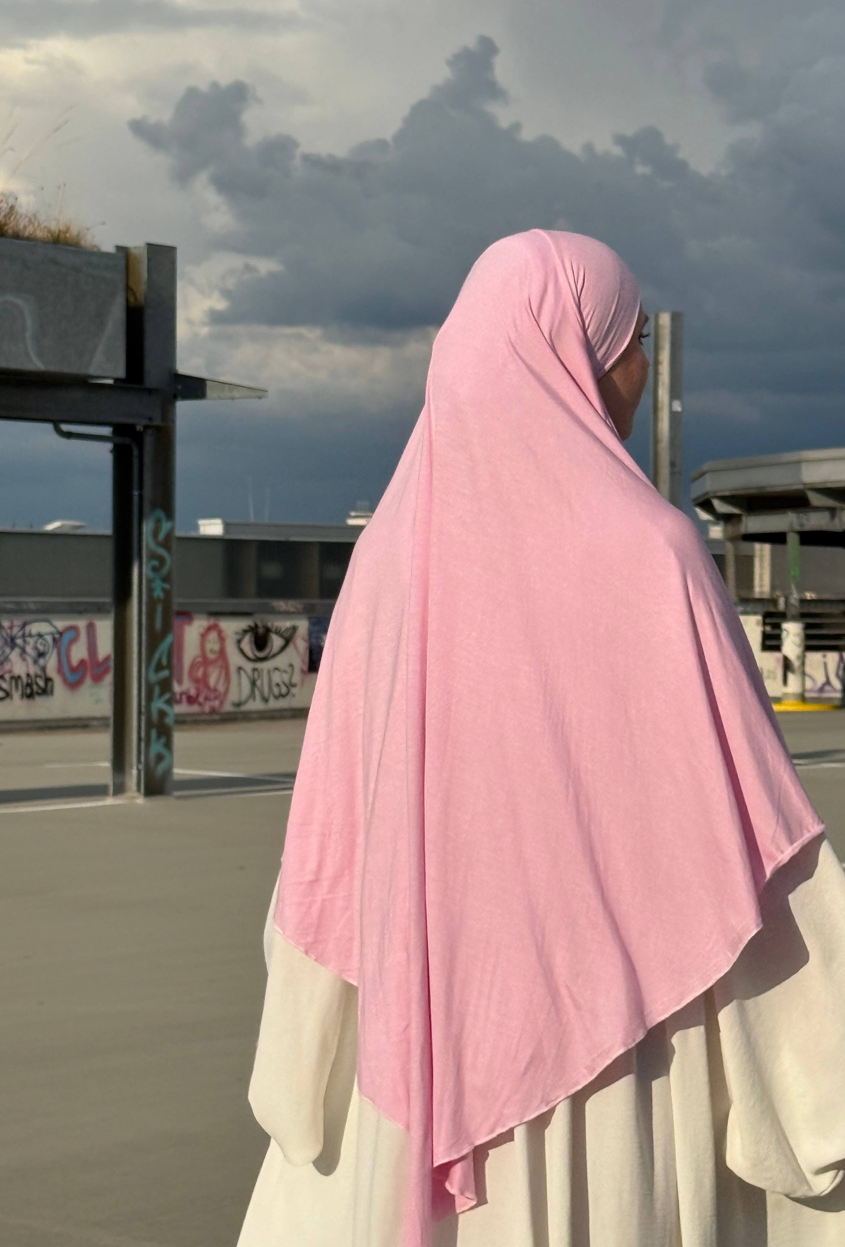 Jersey Khimar aus Viskose/Elastan in Hellrosa, Rückenansicht mit fallendem Saum.