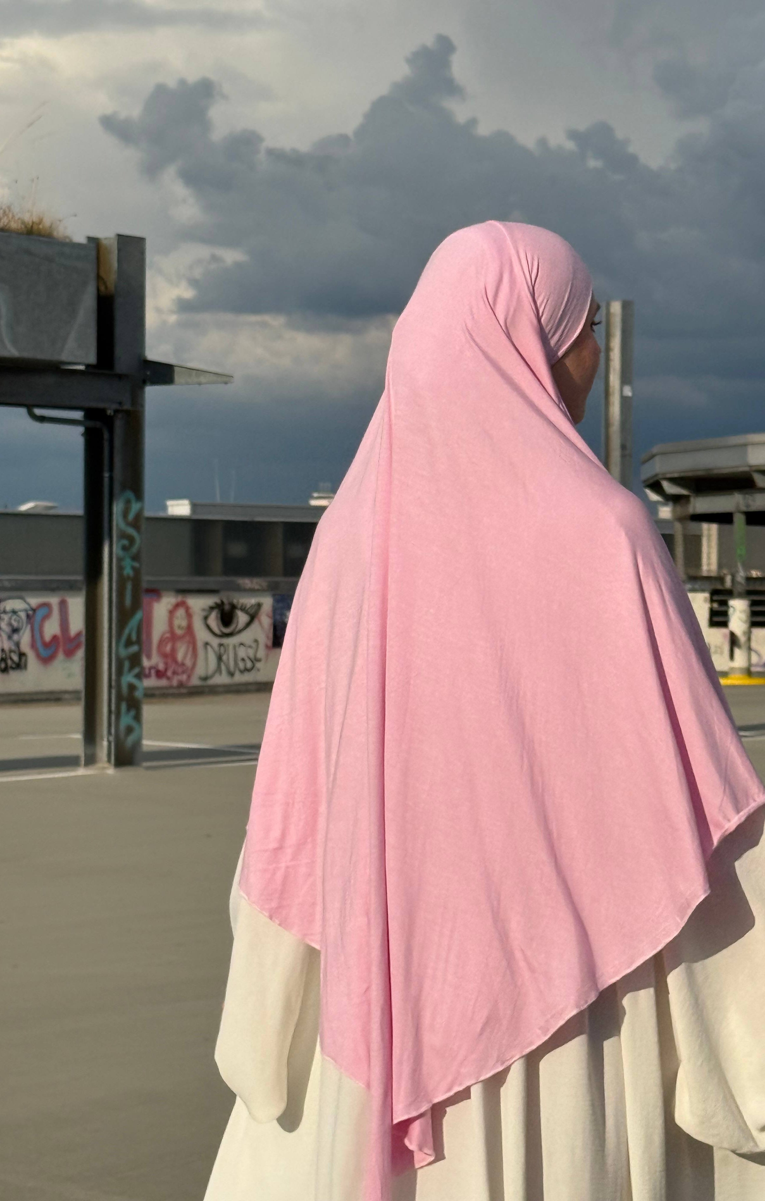 Jersey Khimar aus Viskose/Elastan in Hellrosa, Rückenansicht mit fallendem Saum.