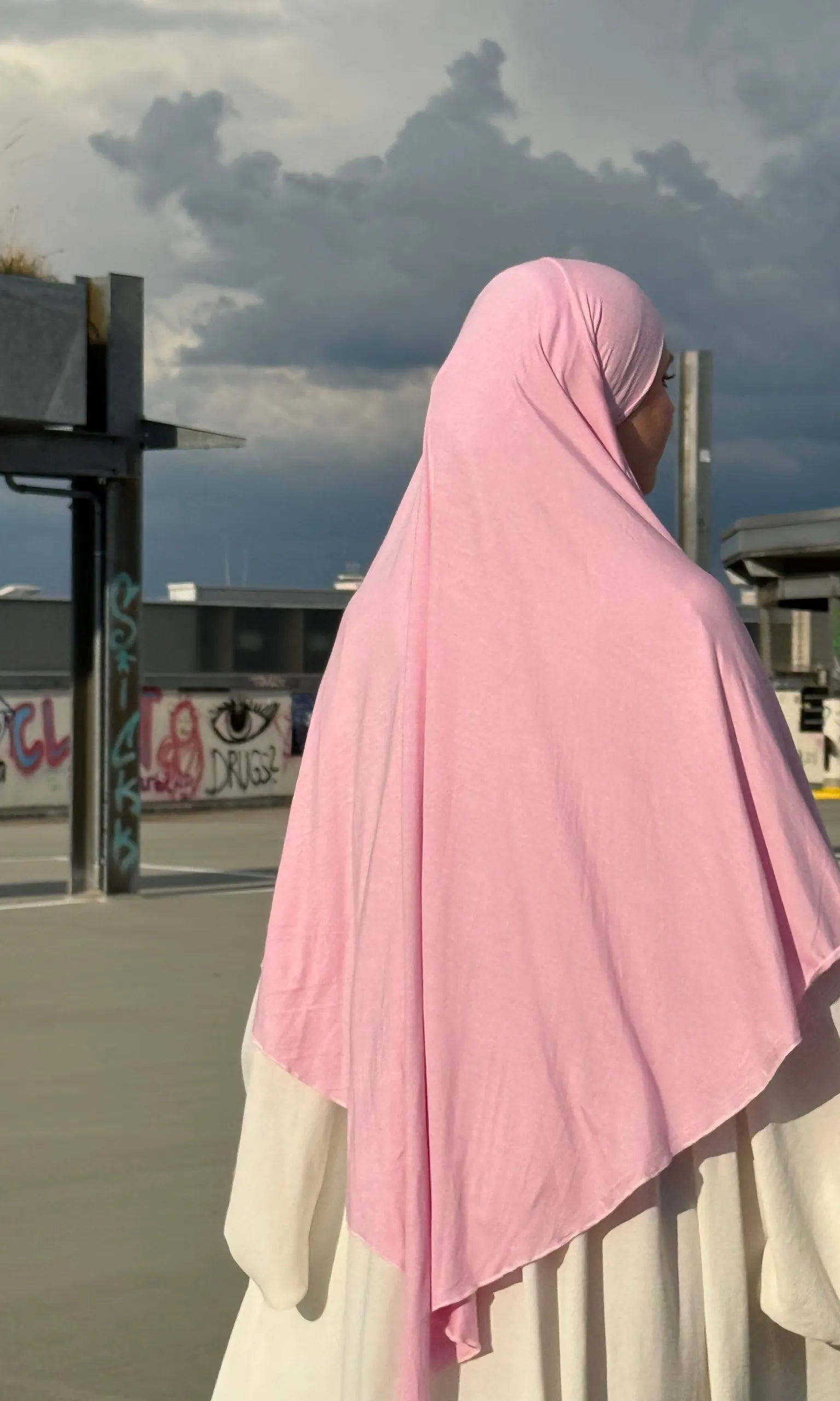 Jersey Khimar aus Viskose/Elastan in Hellrosa, Rückenansicht mit fallendem Saum.