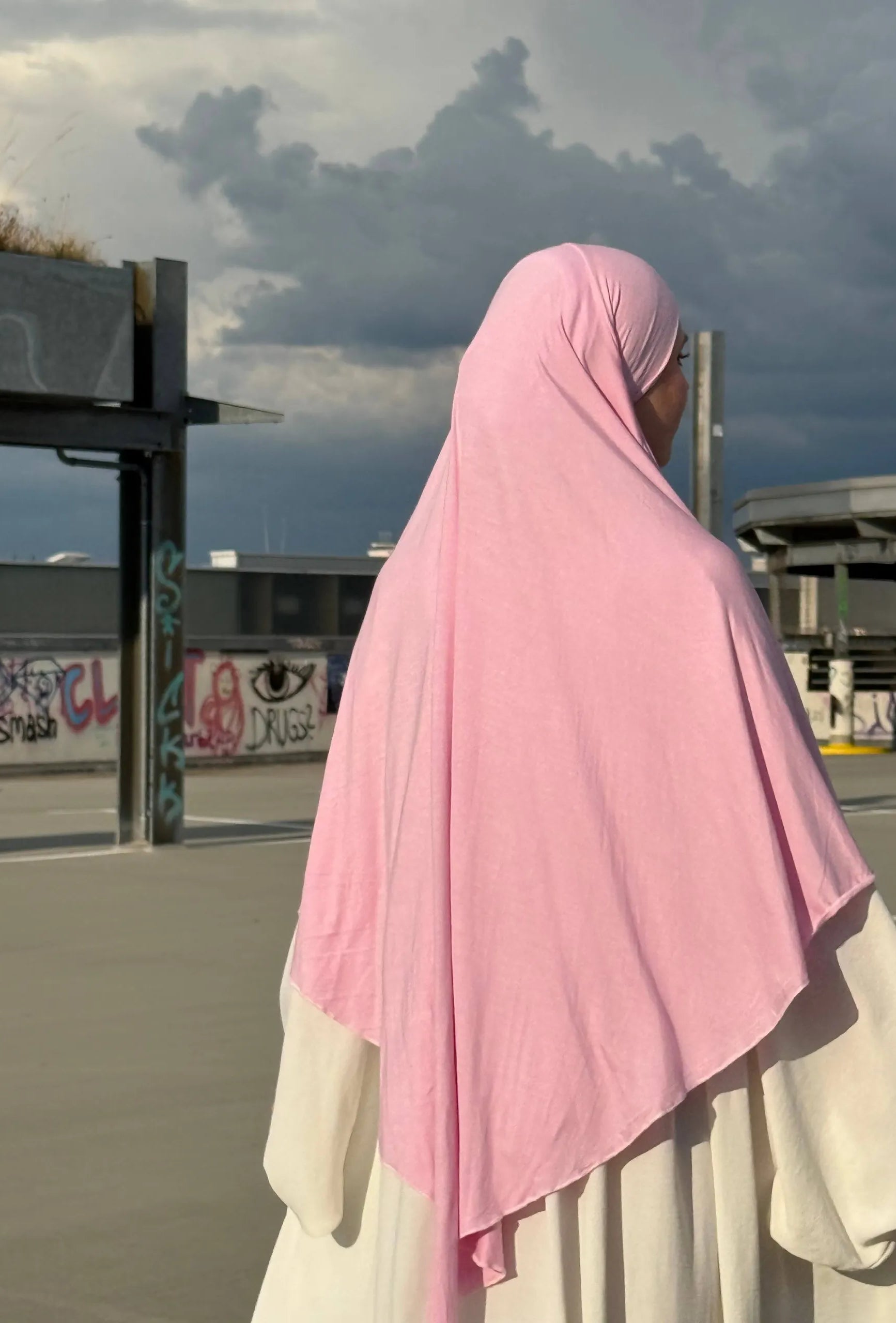 Jersey Khimar aus Viskose/Elastan in Hellrosa, Rückenansicht mit fallendem Saum.