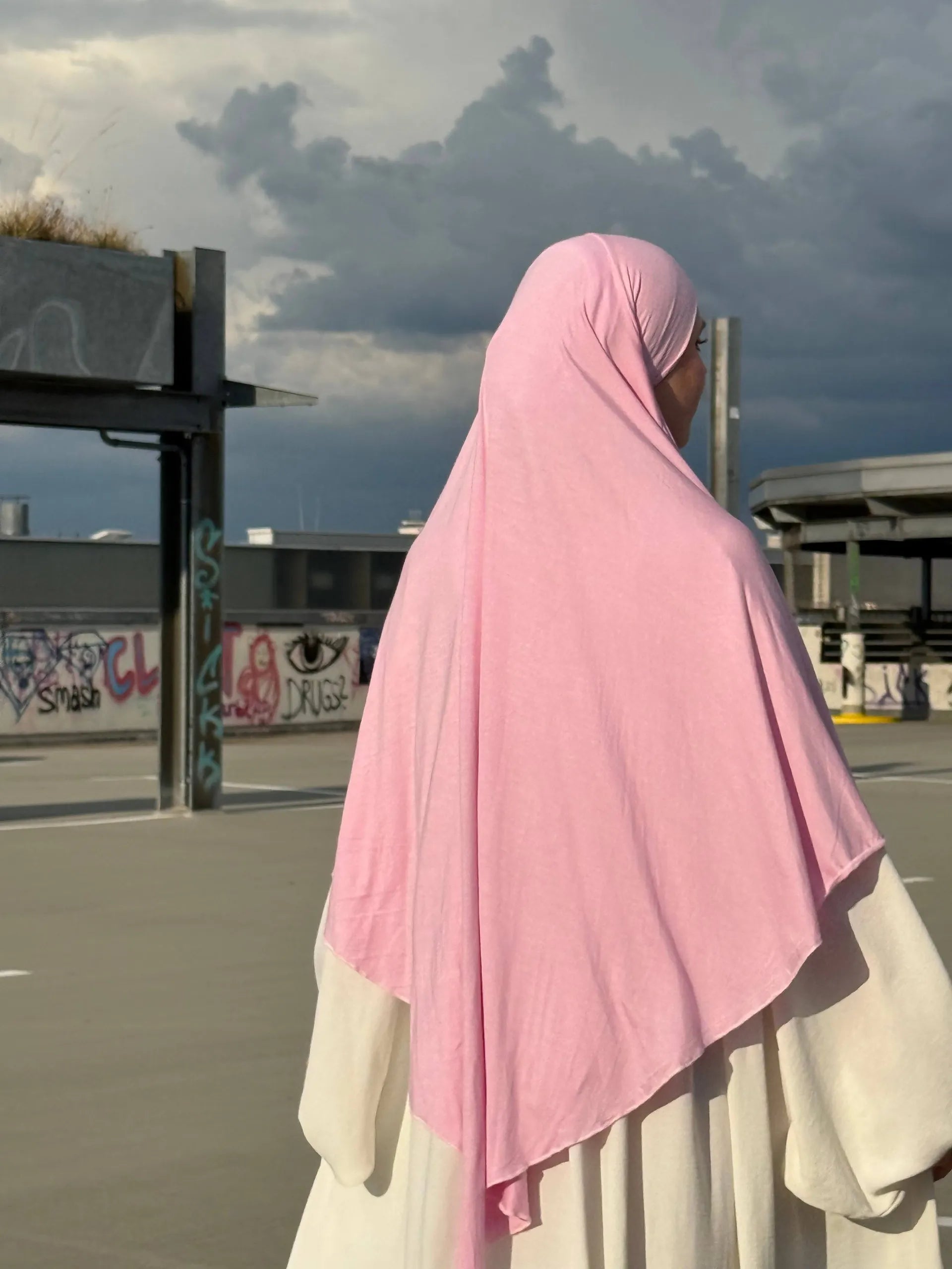 Jersey Khimar aus Viskose/Elastan in Hellrosa, Rückenansicht mit fallendem Saum.