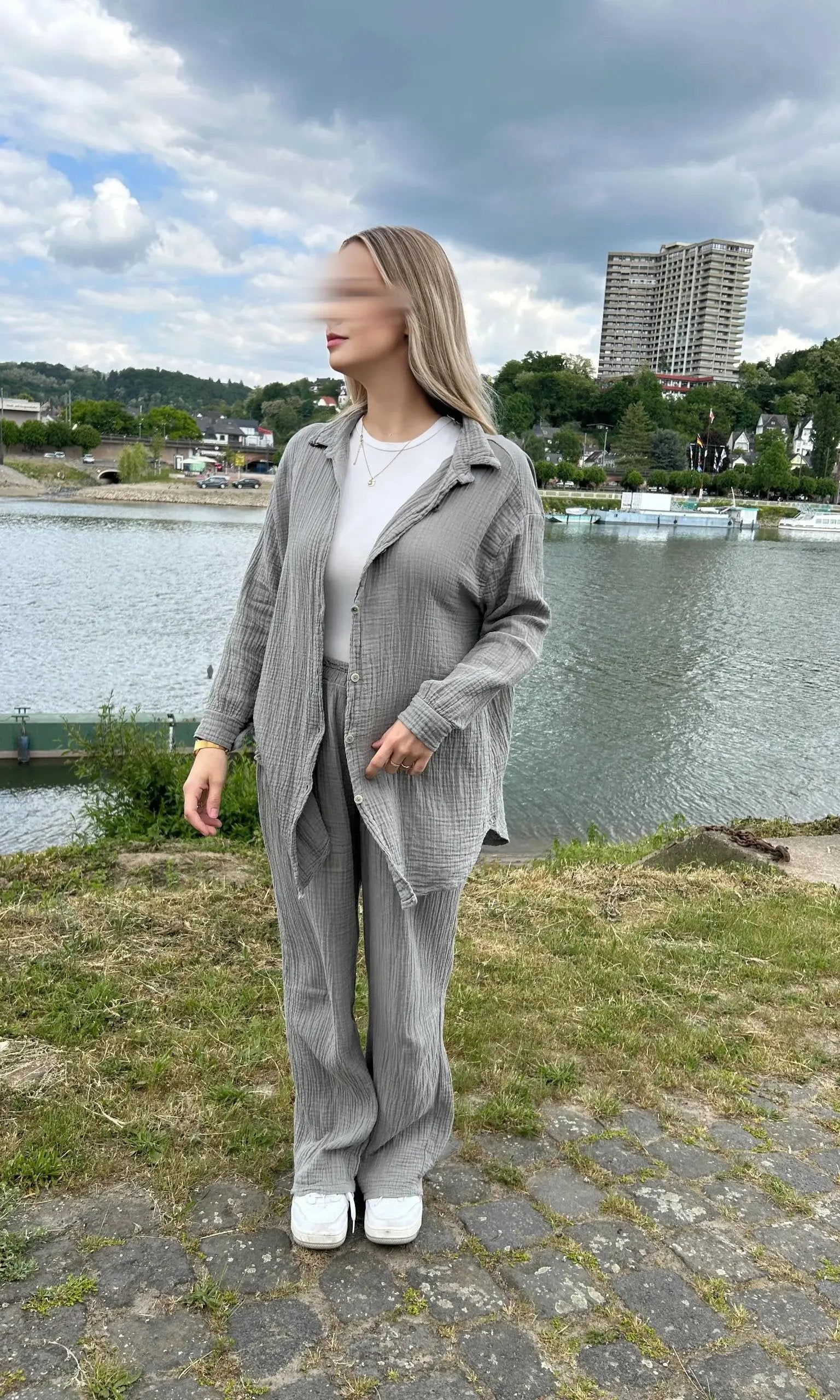 Grauer Musselin-Zweiteiler aus Baumwolle zeigt weite Hose und Overshirt, Vorderansicht