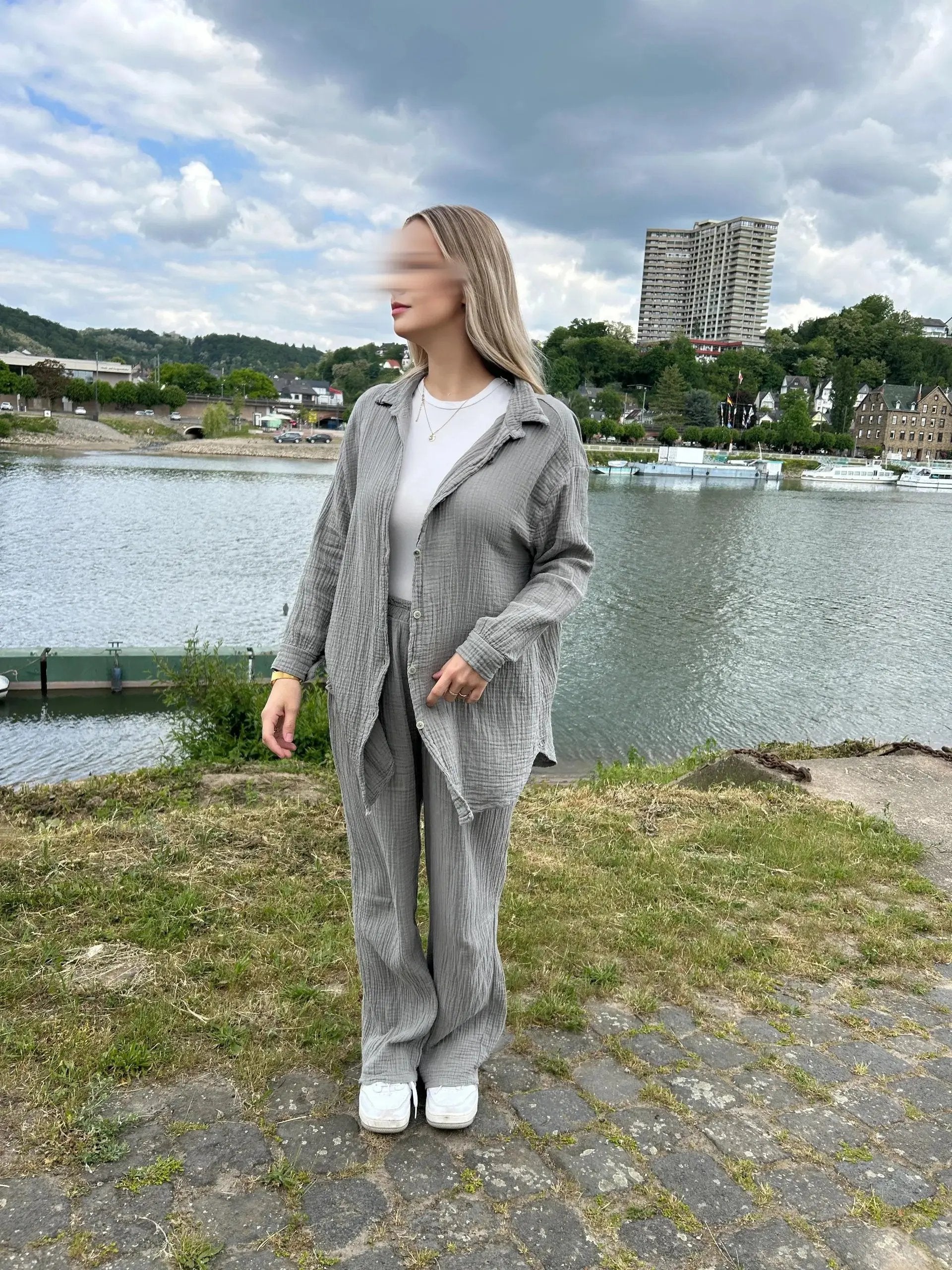 Grauer Musselin-Zweiteiler aus Baumwolle zeigt weite Hose und Overshirt, Vorderansicht