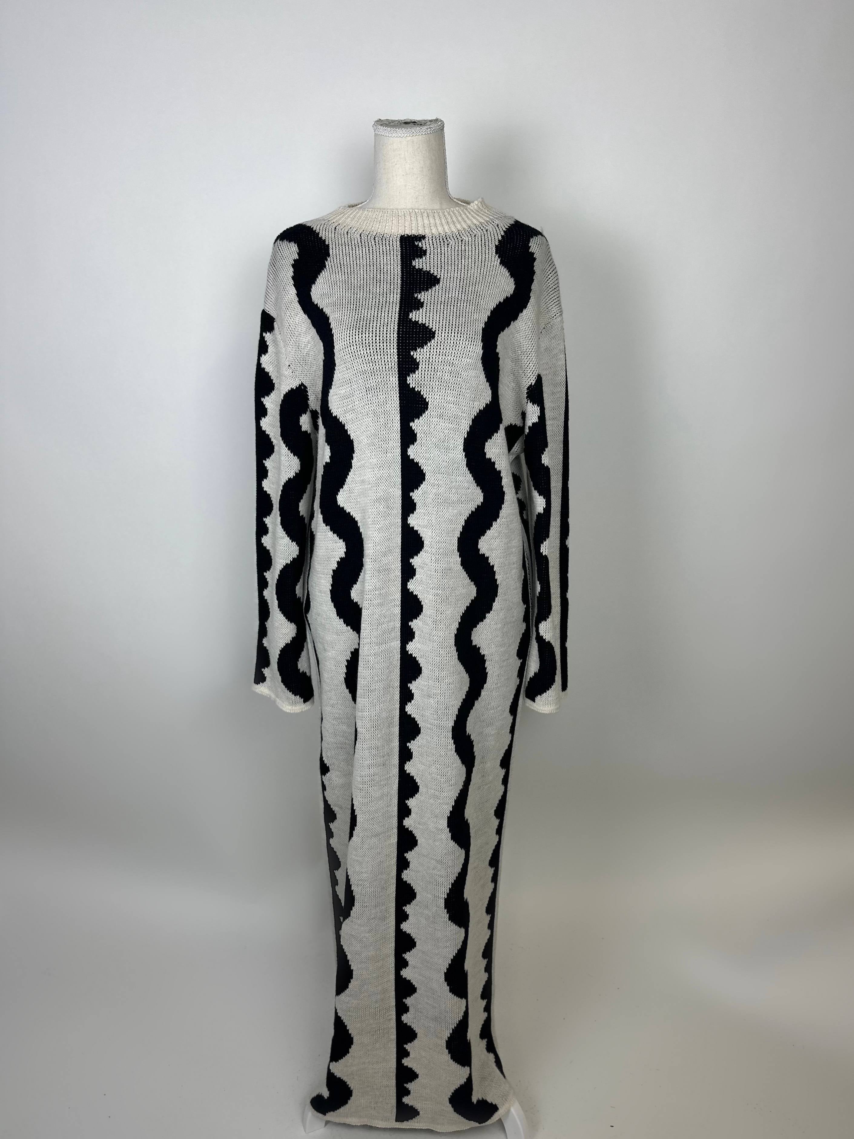 Hellgraues Maxi Strickkleid aus Grobstrick mit schwarzen Wellenstreifen und Langarm, Vorderansicht