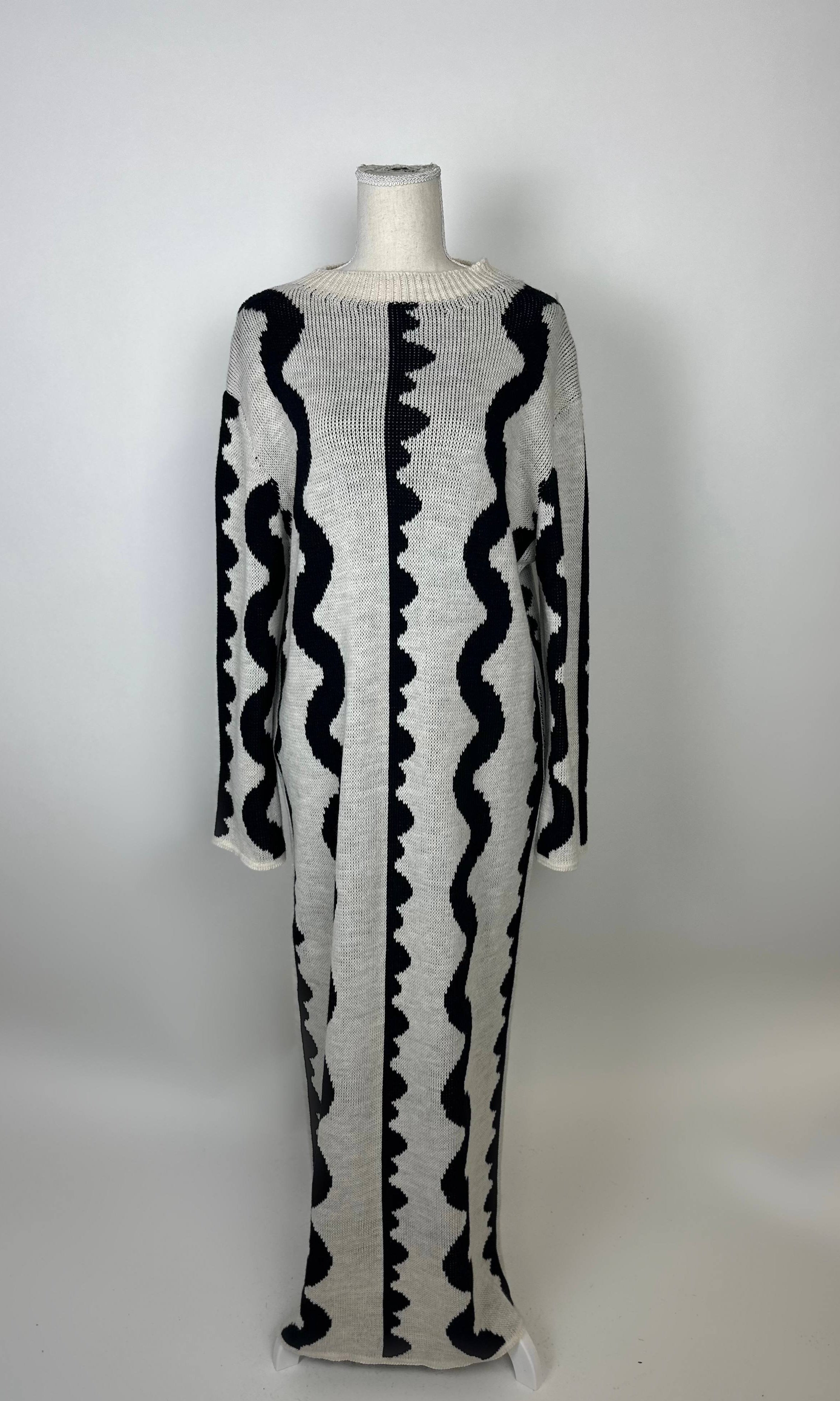 Hellgraues Maxi Strickkleid aus Grobstrick mit schwarzen Wellenstreifen und Langarm, Vorderansicht