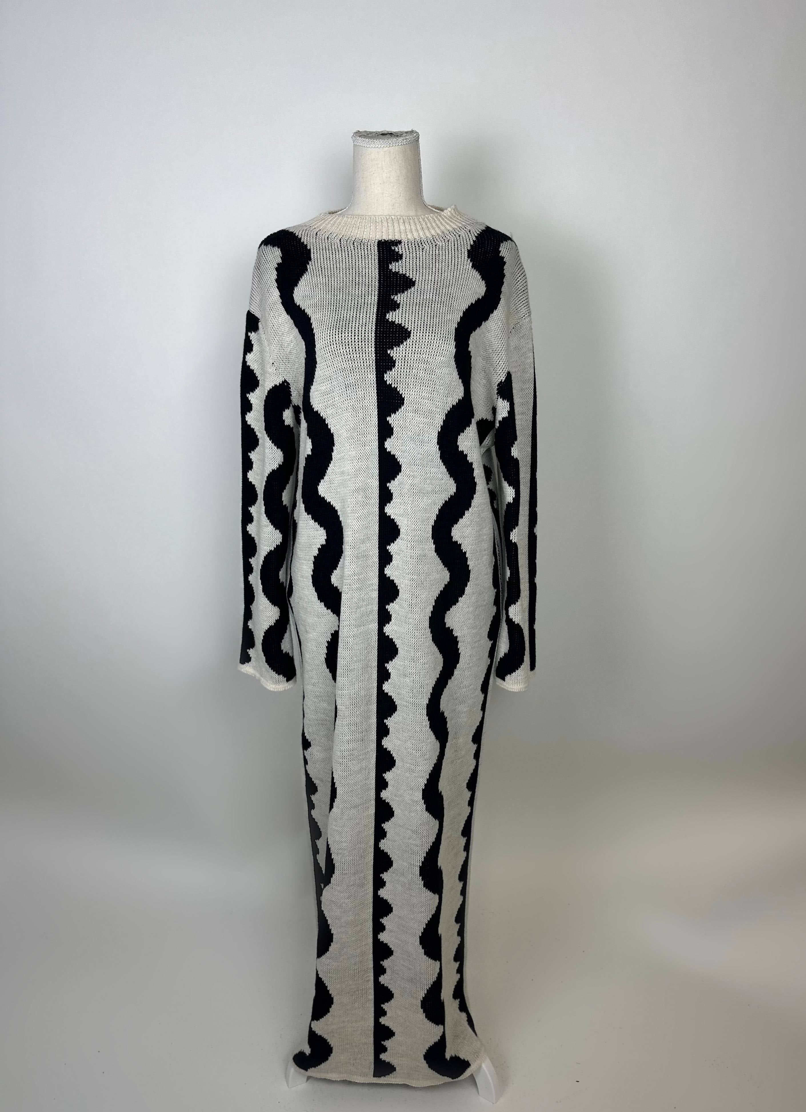 Hellgraues Maxi Strickkleid aus Grobstrick mit schwarzen Wellenstreifen und Langarm, Vorderansicht