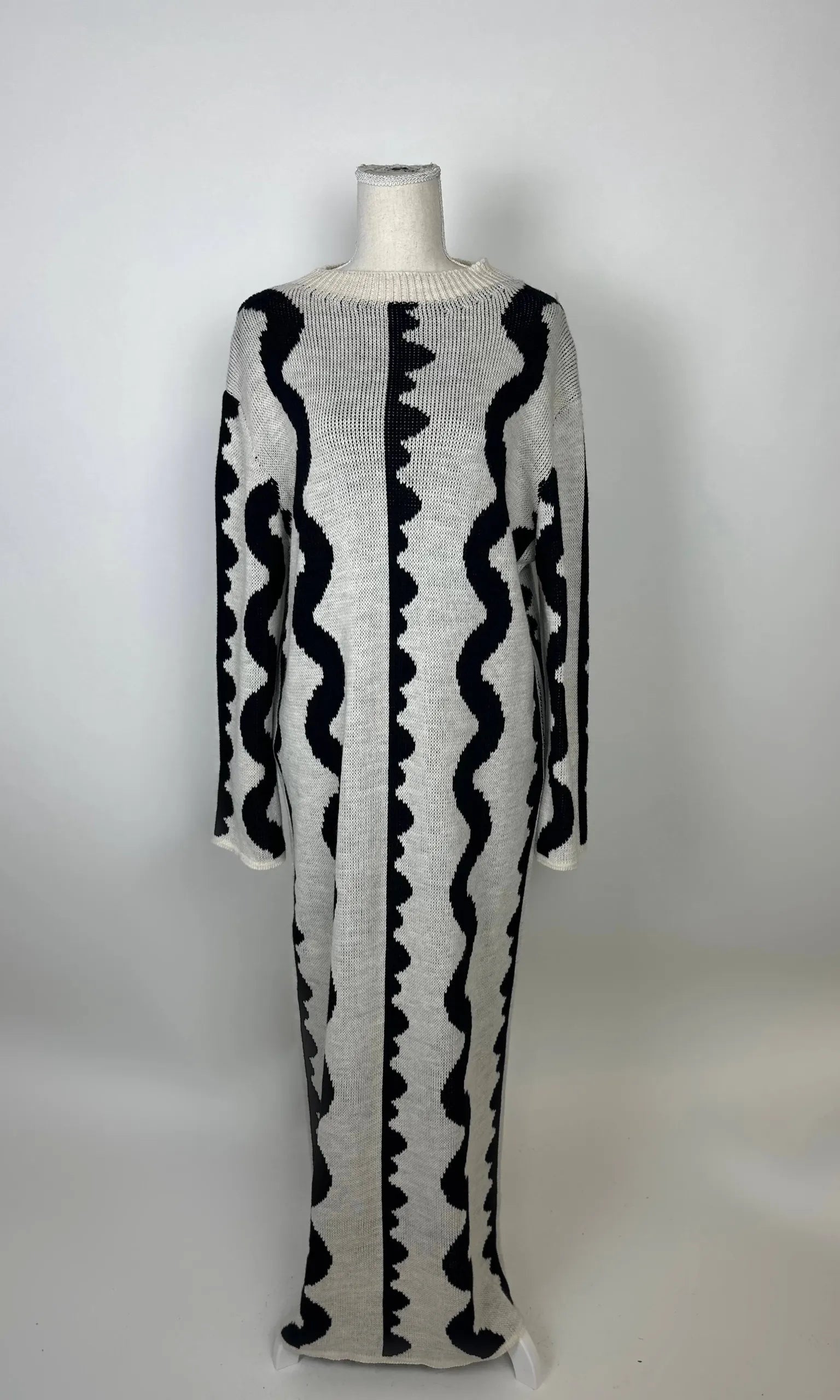 Hellgraues Maxi Strickkleid aus Grobstrick mit schwarzen Wellenstreifen und Langarm, Vorderansicht