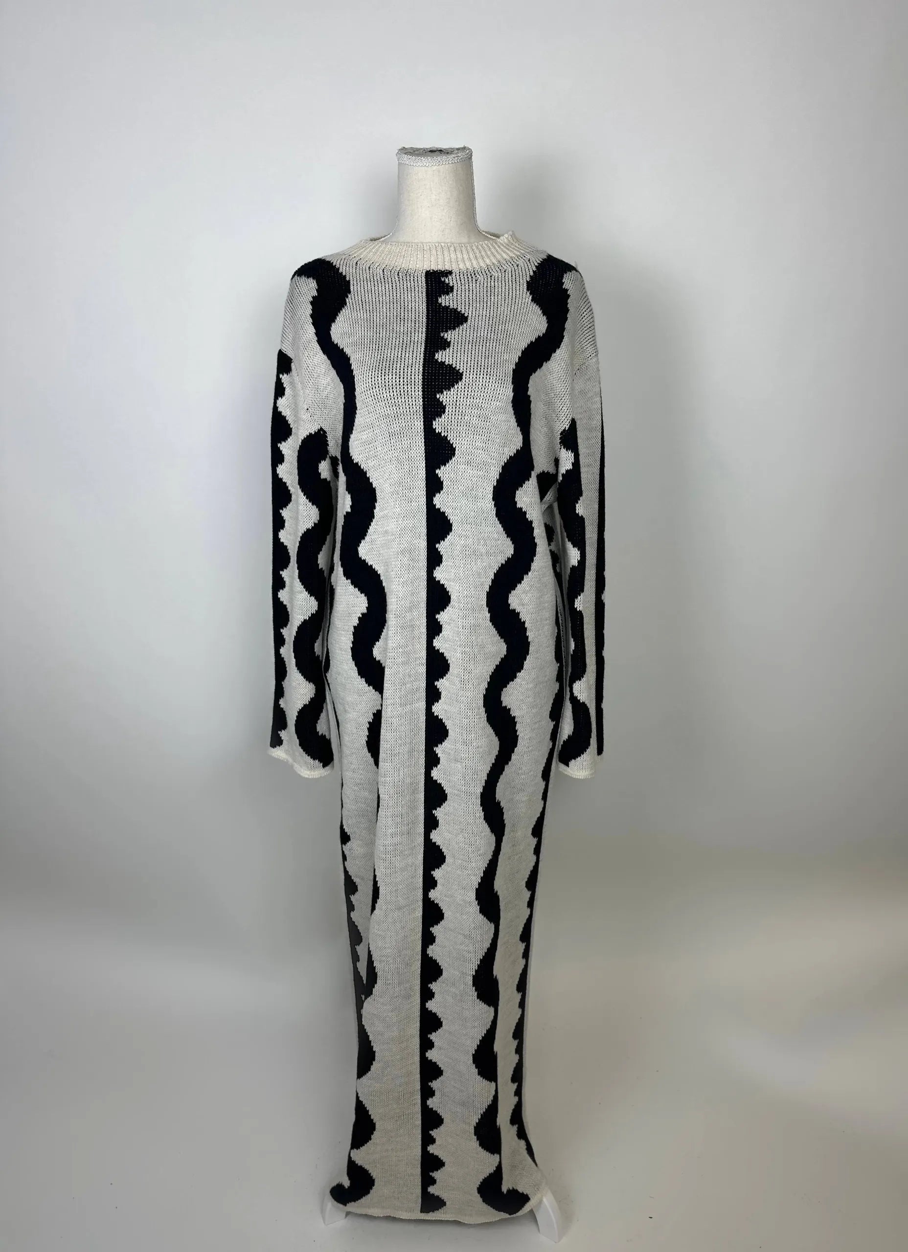 Hellgraues Maxi Strickkleid aus Grobstrick mit schwarzen Wellenstreifen und Langarm, Vorderansicht