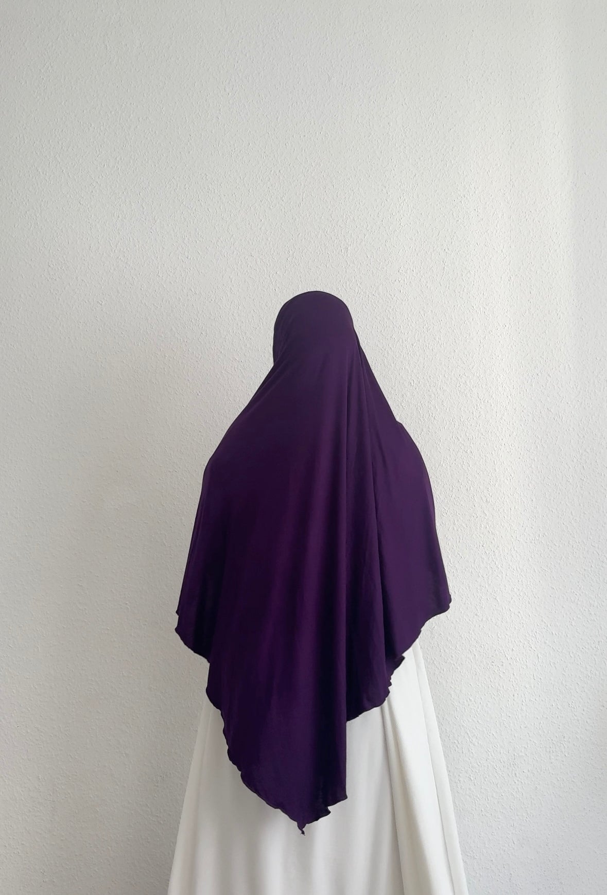 Jersey Khimar in dunklem Violett aus Viskose‑Elastan, Rückenansicht mit spitz zulaufendem Rückenteil.