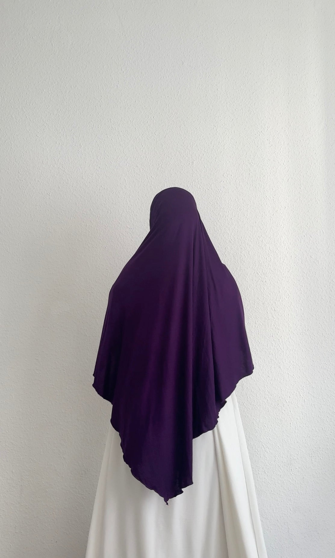 Jersey Khimar in dunklem Violett aus Viskose‑Elastan, Rückenansicht mit spitz zulaufendem Rückenteil.