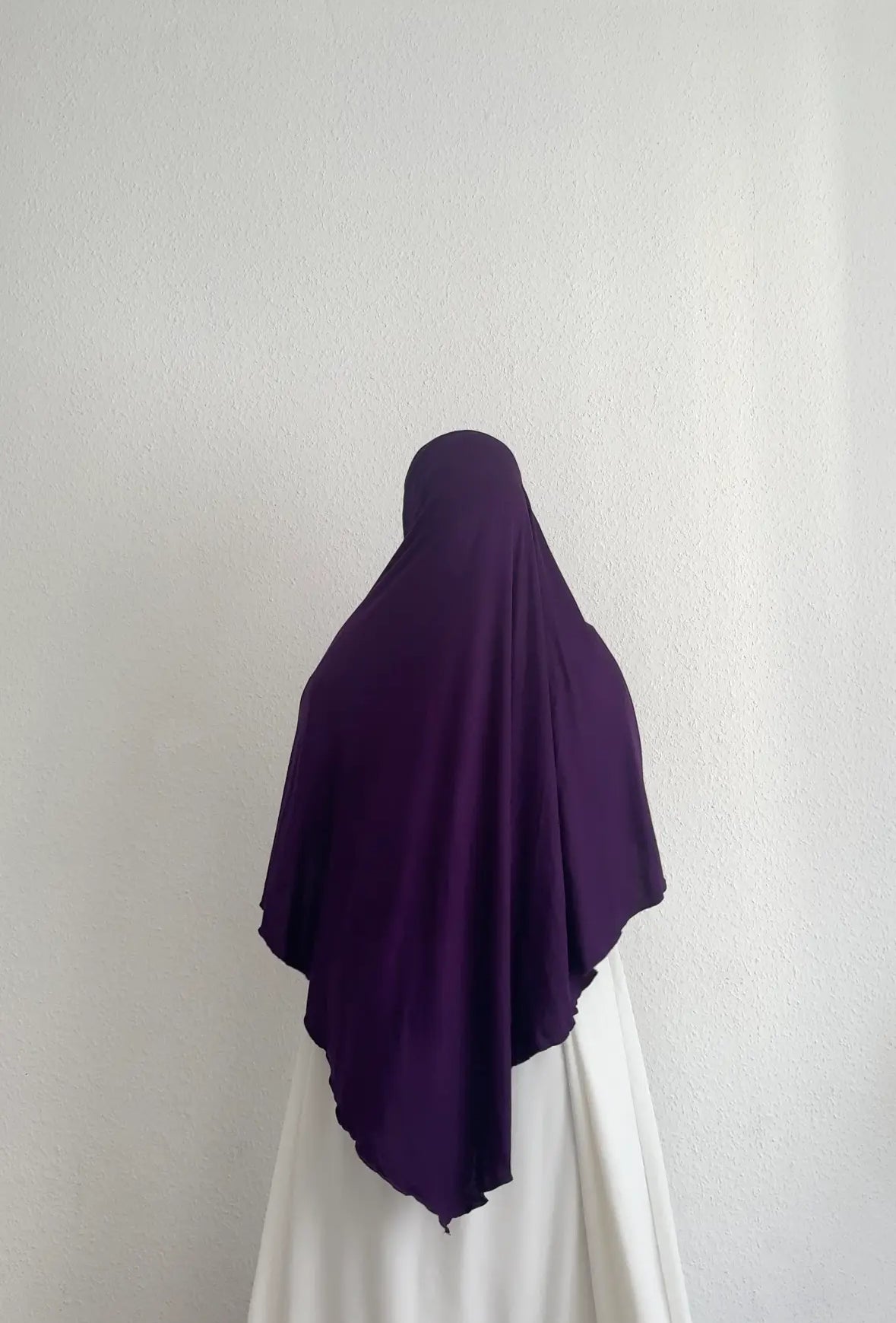 Jersey Khimar in dunklem Violett aus Viskose‑Elastan, Rückenansicht mit spitz zulaufendem Rückenteil.