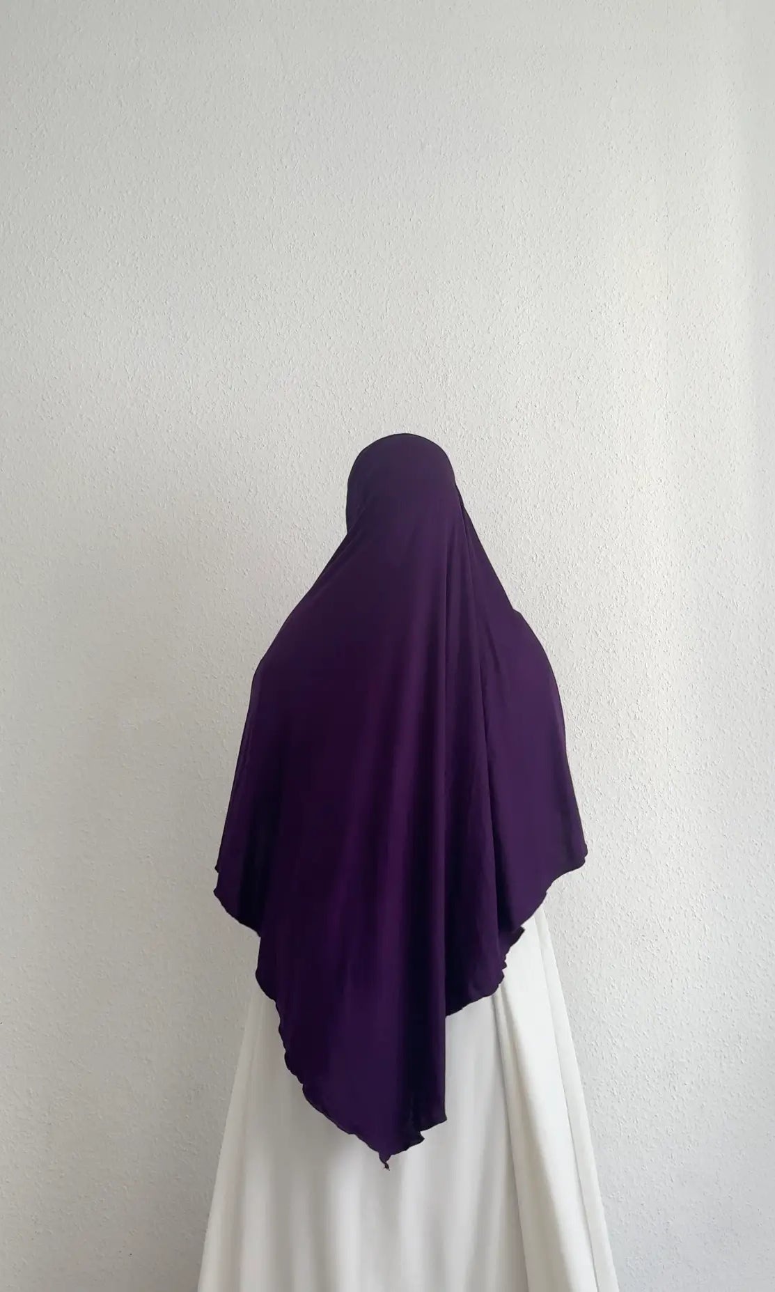 Jersey Khimar in dunklem Violett aus Viskose‑Elastan, Rückenansicht mit spitz zulaufendem Rückenteil.
