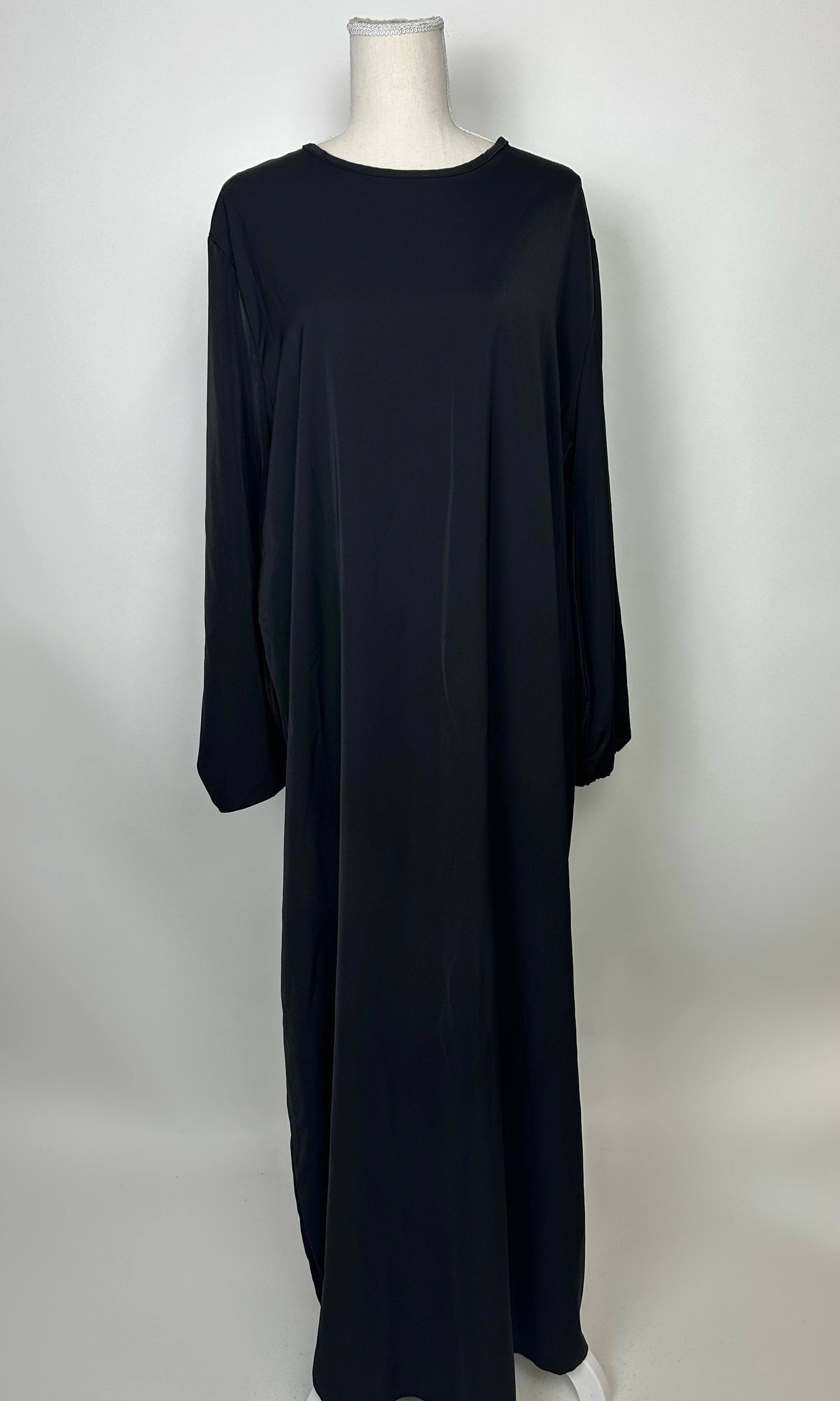 Schwarze Abaya aus Medina-Seide mit Ballonärmeln in der Vorderansicht.