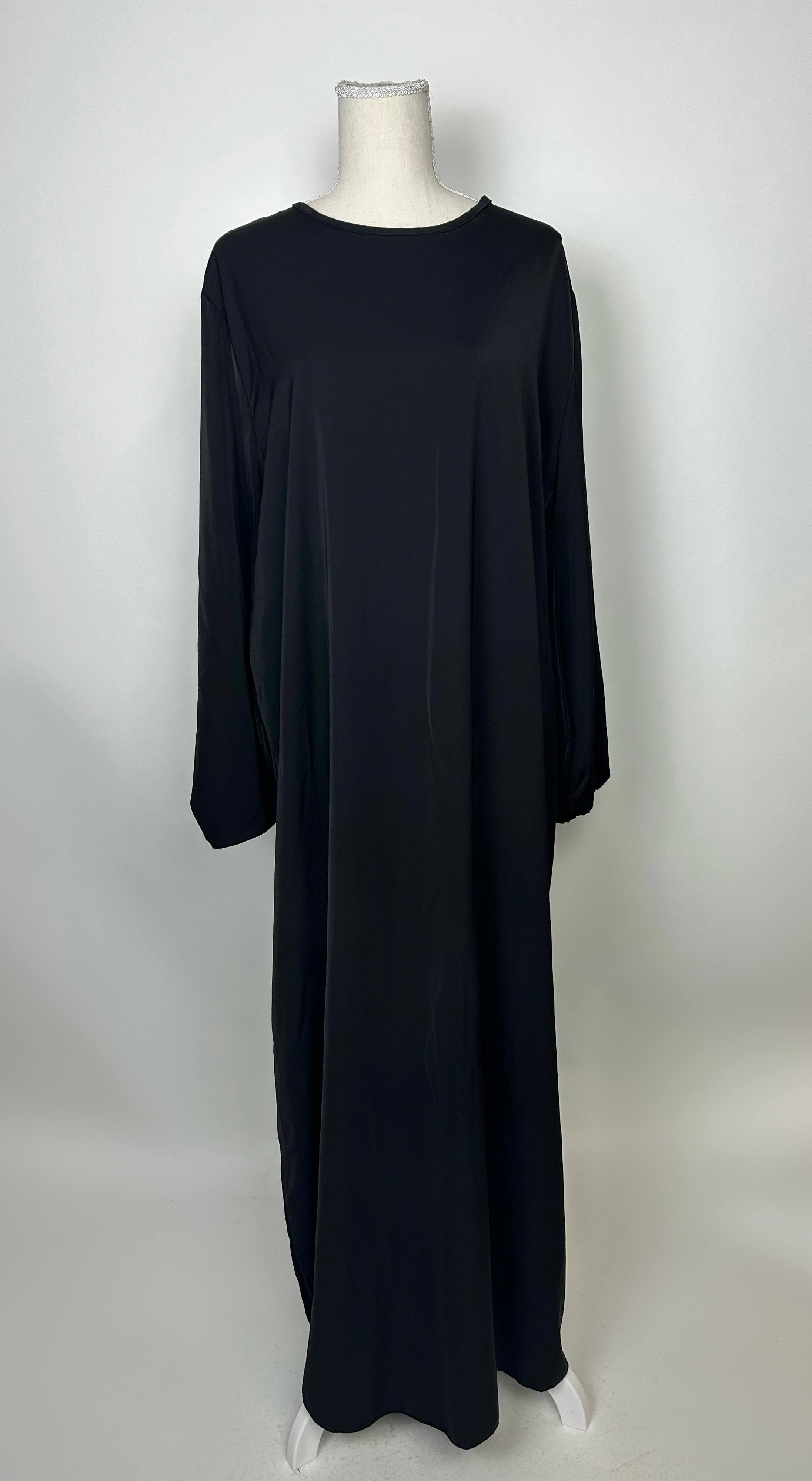 Schwarze Abaya aus Medina-Seide mit Ballonärmeln in der Vorderansicht.