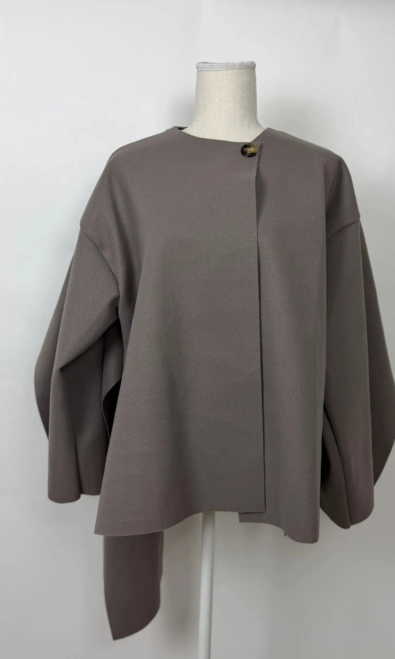 kurzes cape mit schal aus polyester, frontansicht