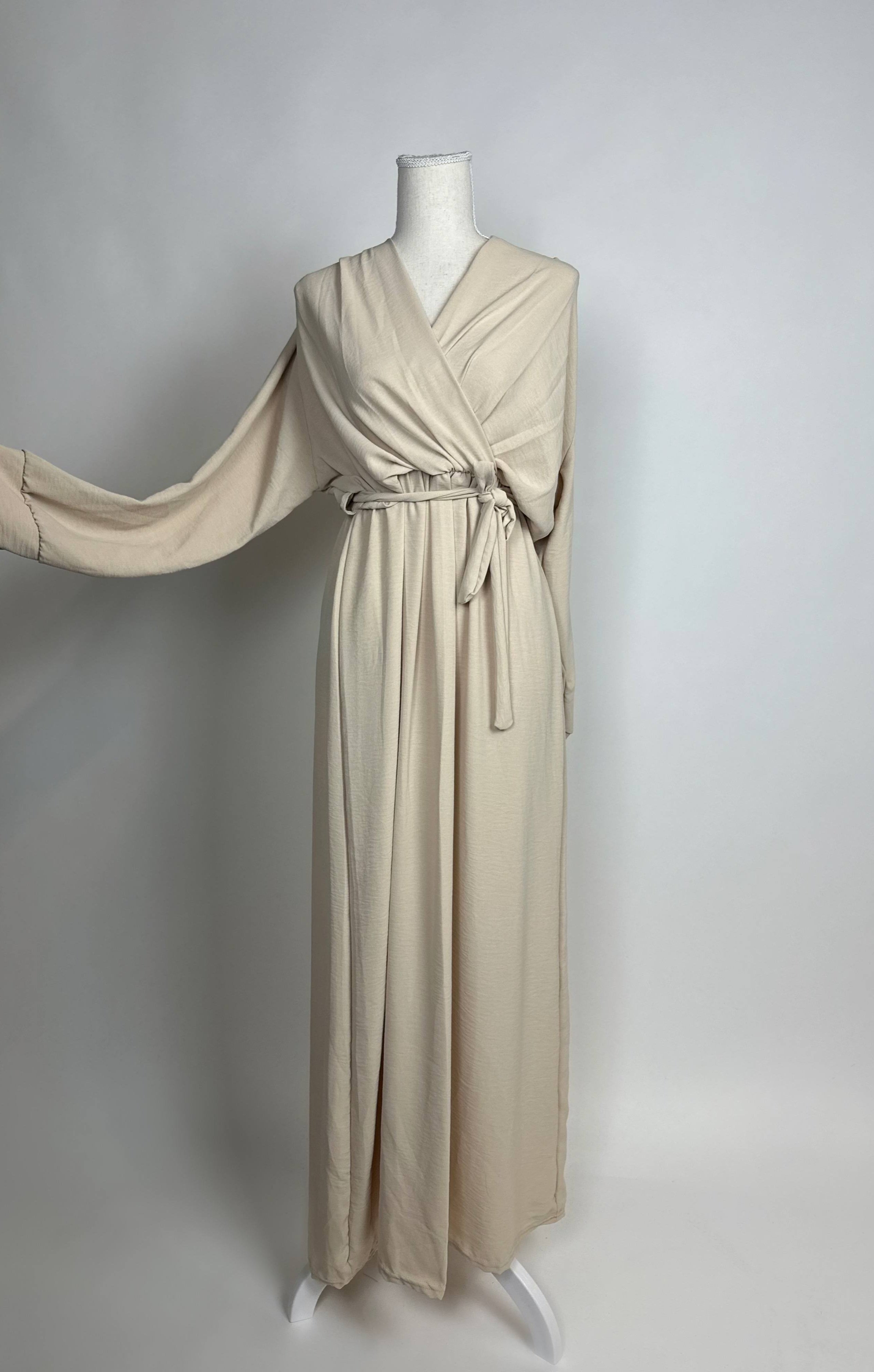 Beiges bodenlanges Wickelkleid aus Jazzstoff mit Bindegürtel und weiten Ärmeln, Vorderansicht