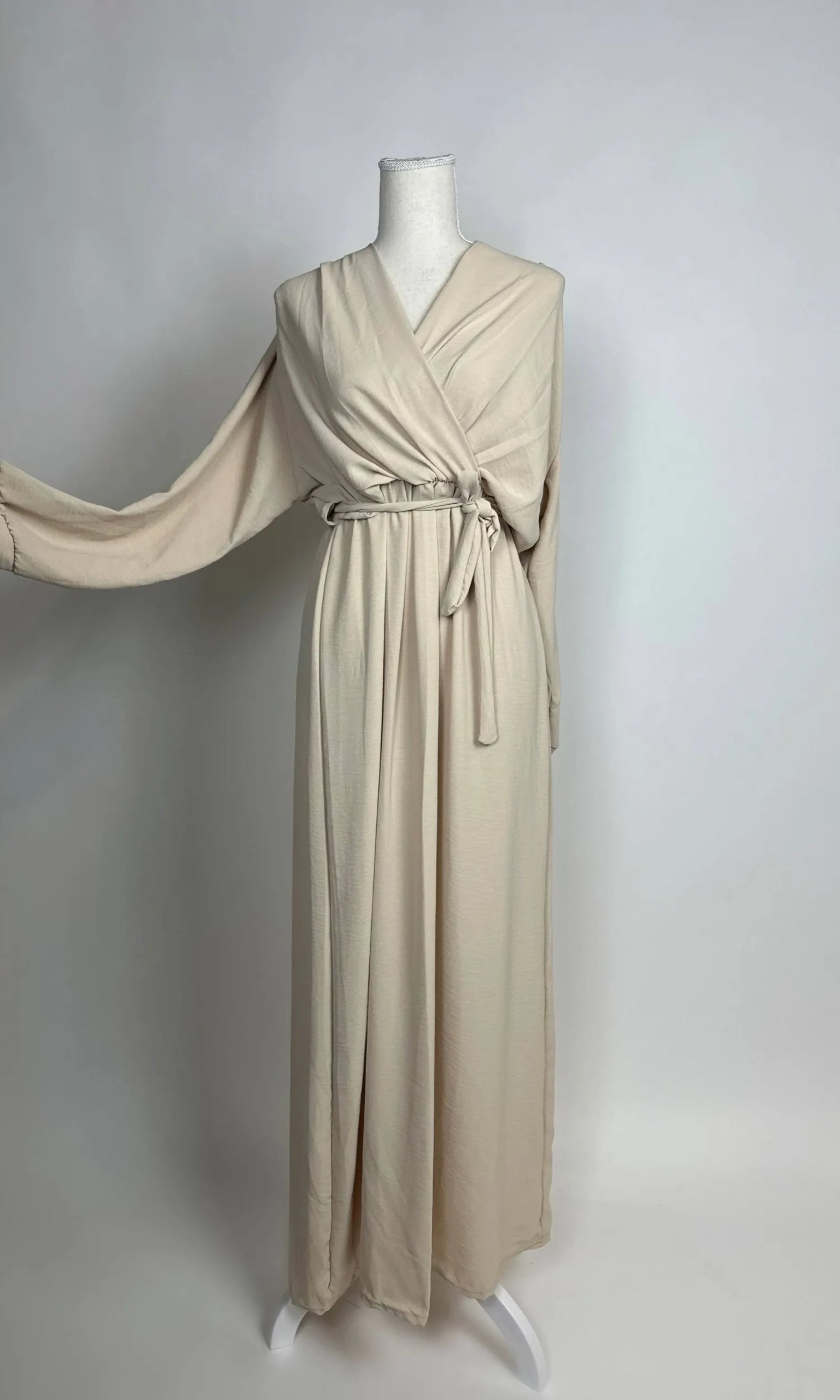Beiges bodenlanges Wickelkleid aus Jazzstoff mit Bindegürtel und weiten Ärmeln, Vorderansicht