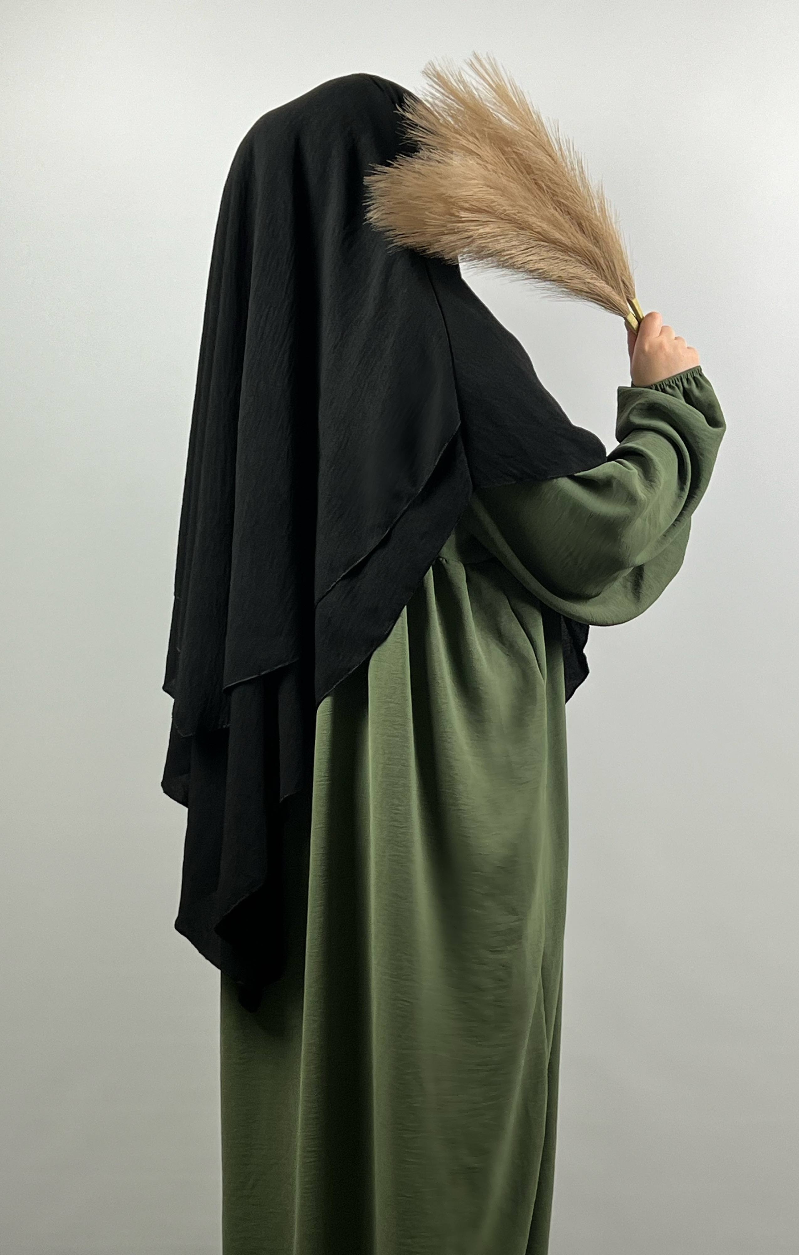 Zweilagige Still‑Abaya aus Jazzstoff in neutraler Farbe, Vorderansicht, knöchellang.