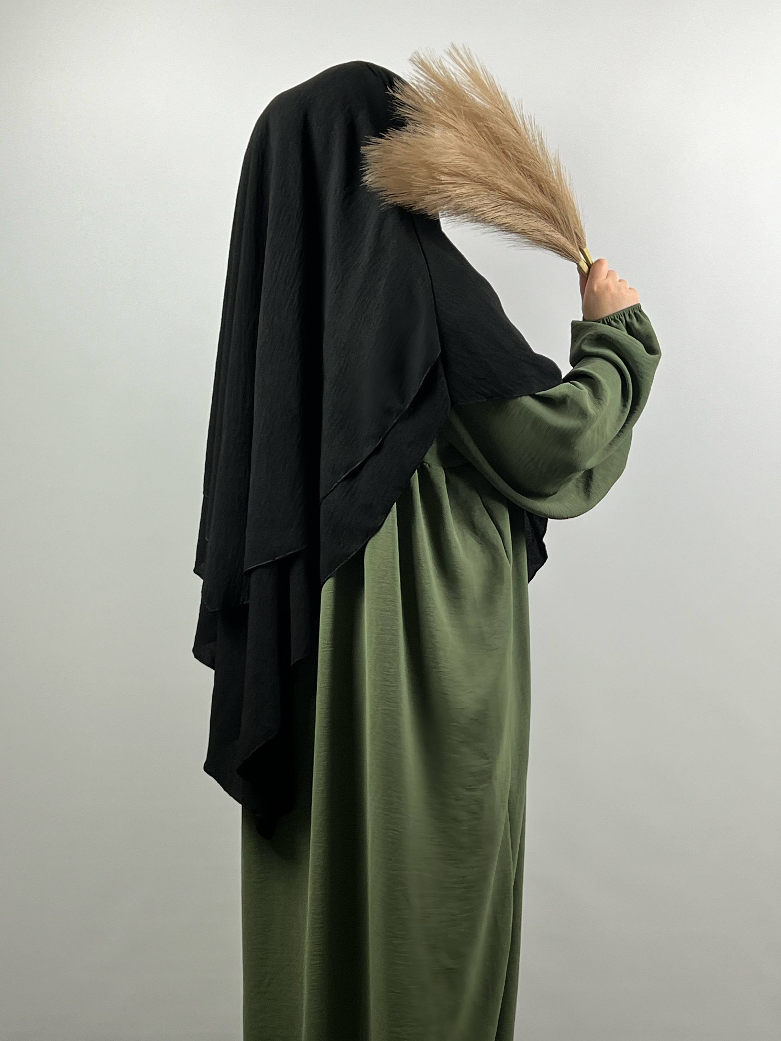 Zweilagige Still‑Abaya aus Jazzstoff in neutraler Farbe, Vorderansicht, knöchellang.