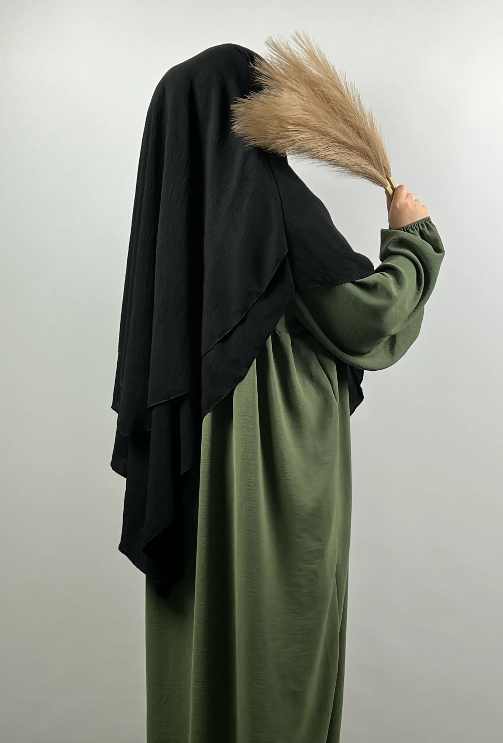 Zweilagige Still‑Abaya aus Jazzstoff in neutraler Farbe, Vorderansicht, knöchellang.
