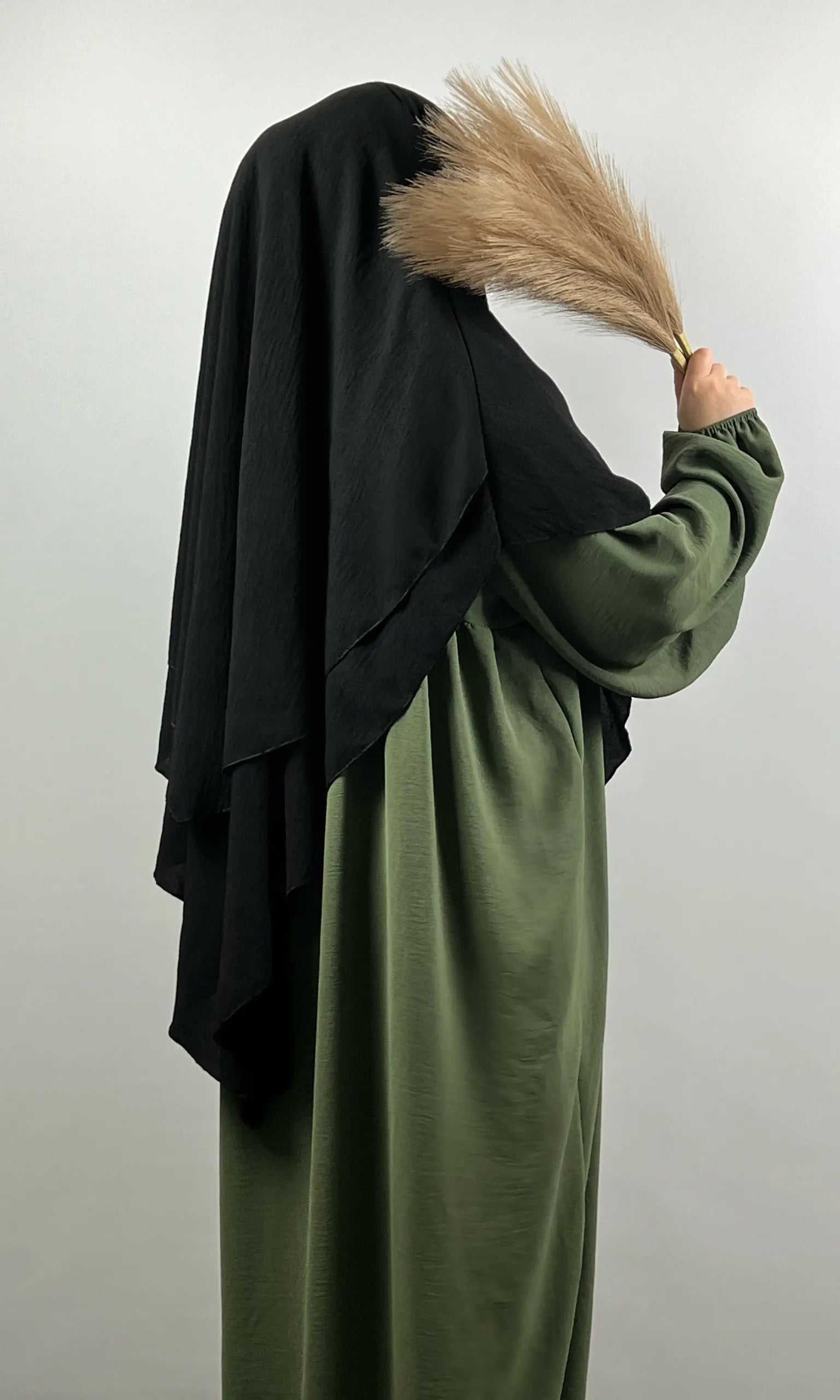 Zweilagige Still‑Abaya aus Jazzstoff in neutraler Farbe, Vorderansicht, knöchellang.