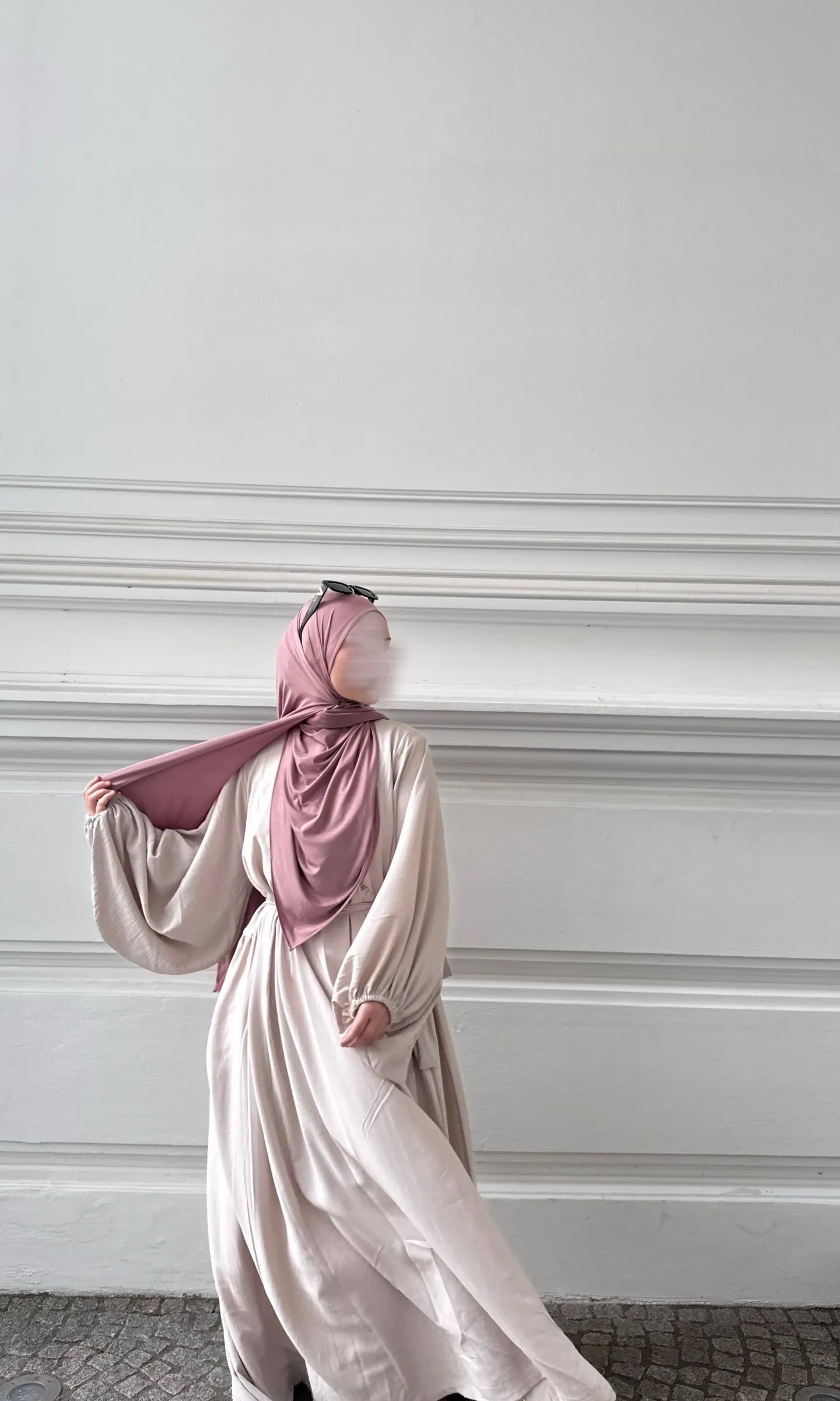 cremefarbene abaya aus jazz-stoff, bodenlang mit weiten ballonärmeln und schwingendem saum, seitliche ansicht